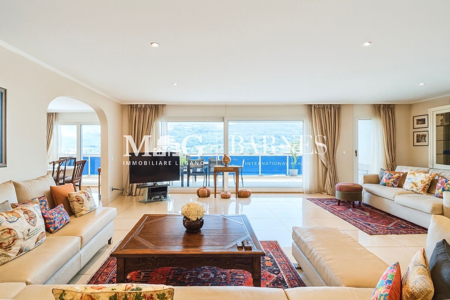 Helles Wohnzimmer mit Seeblick und großer Fensterfront