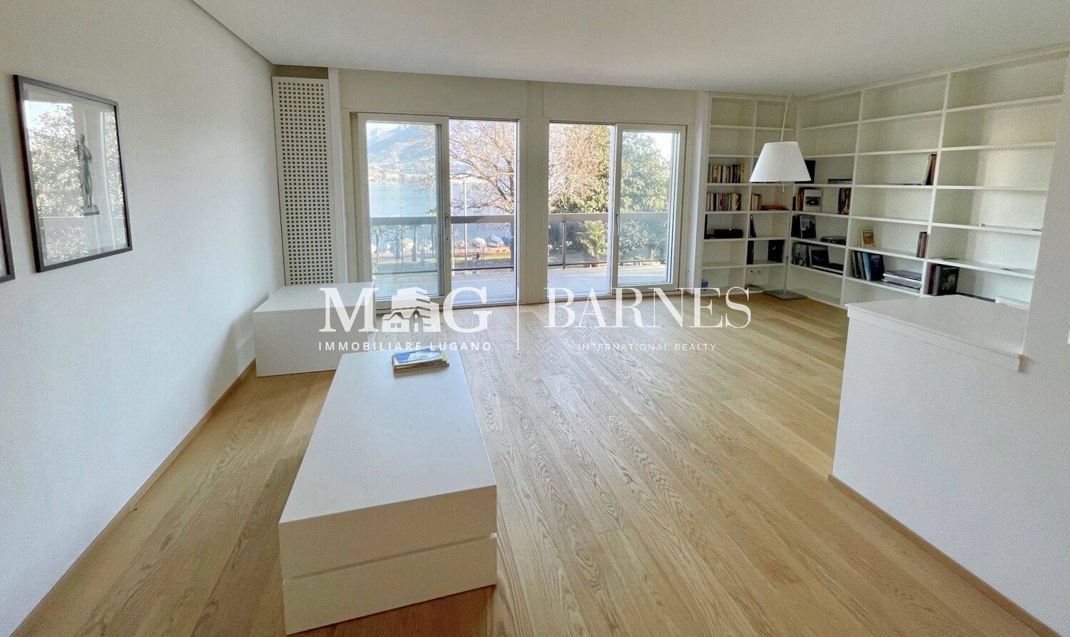 Helles Wohnzimmer mit Seeblick
