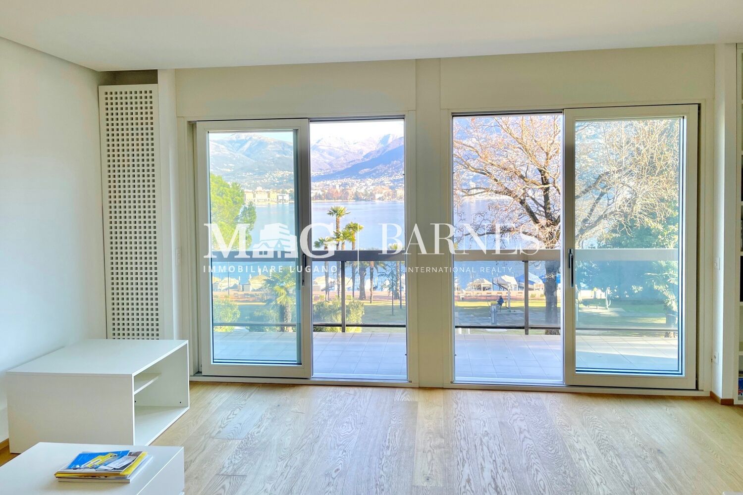 Heller Wohnraum mit Seeblick