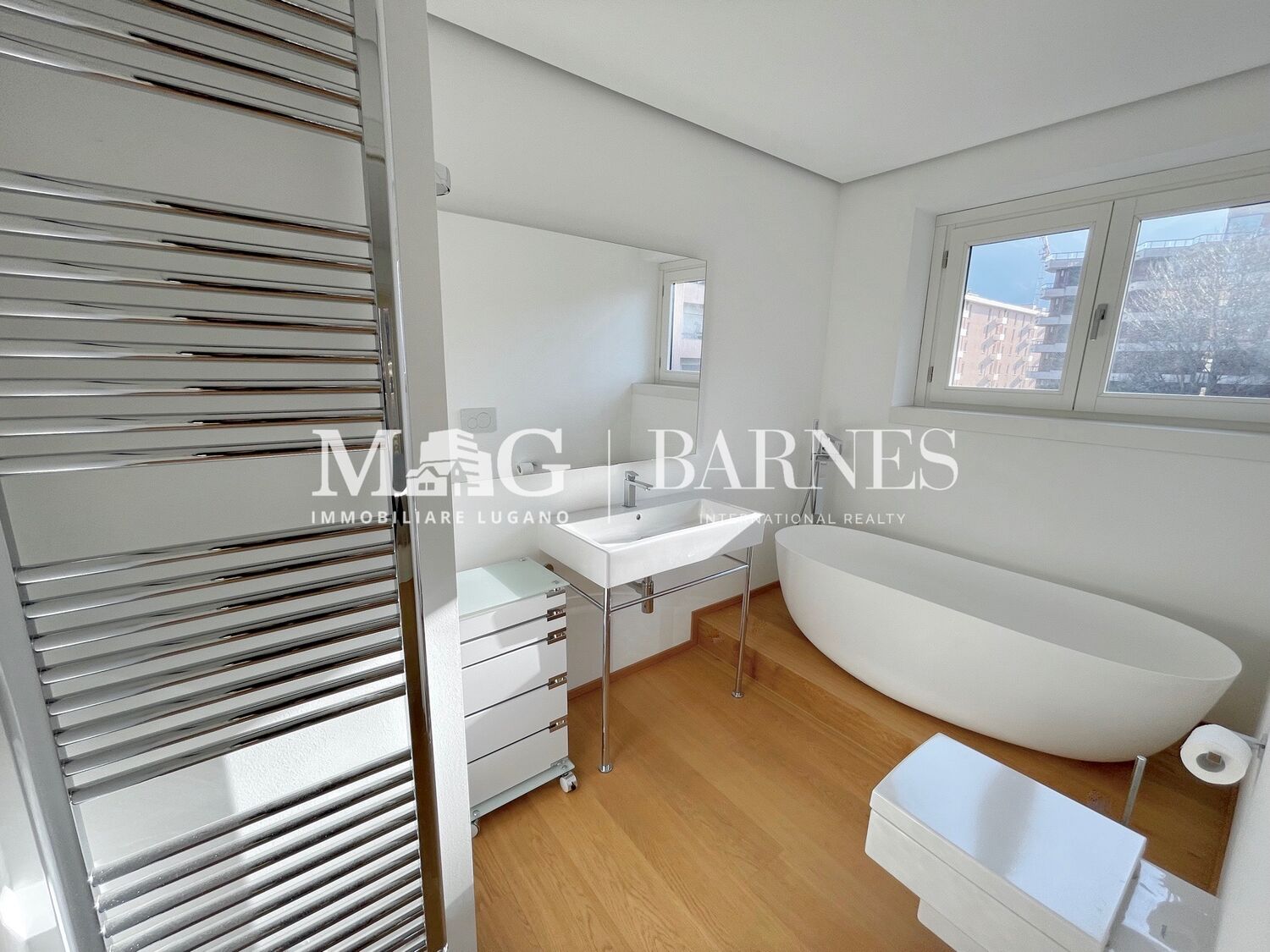 Modernes Badezimmer mit freistehender Wanne und Fensterblick