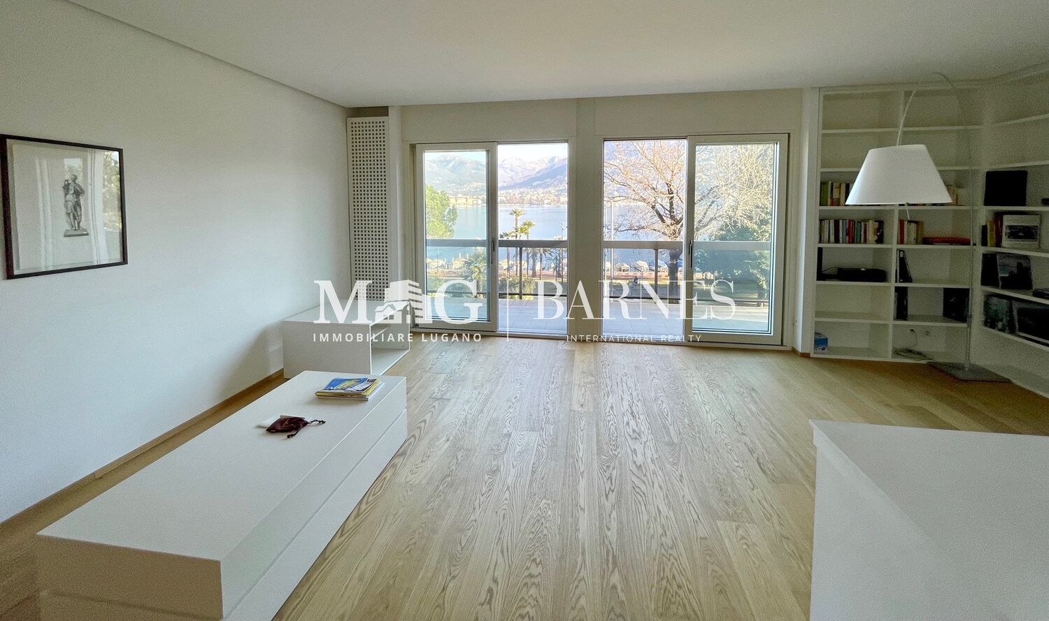 Heller Wohnraum mit Seeblick