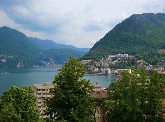 Seeblick auf grüne Berge