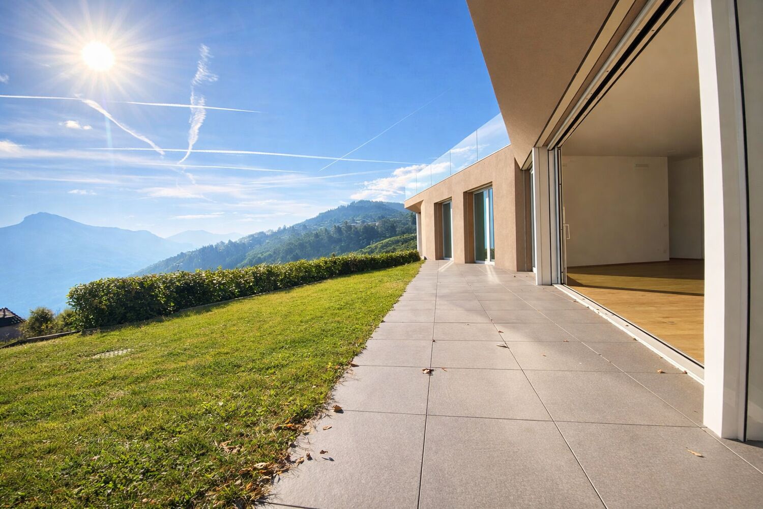 Moderne Terrasse mit Bergblick