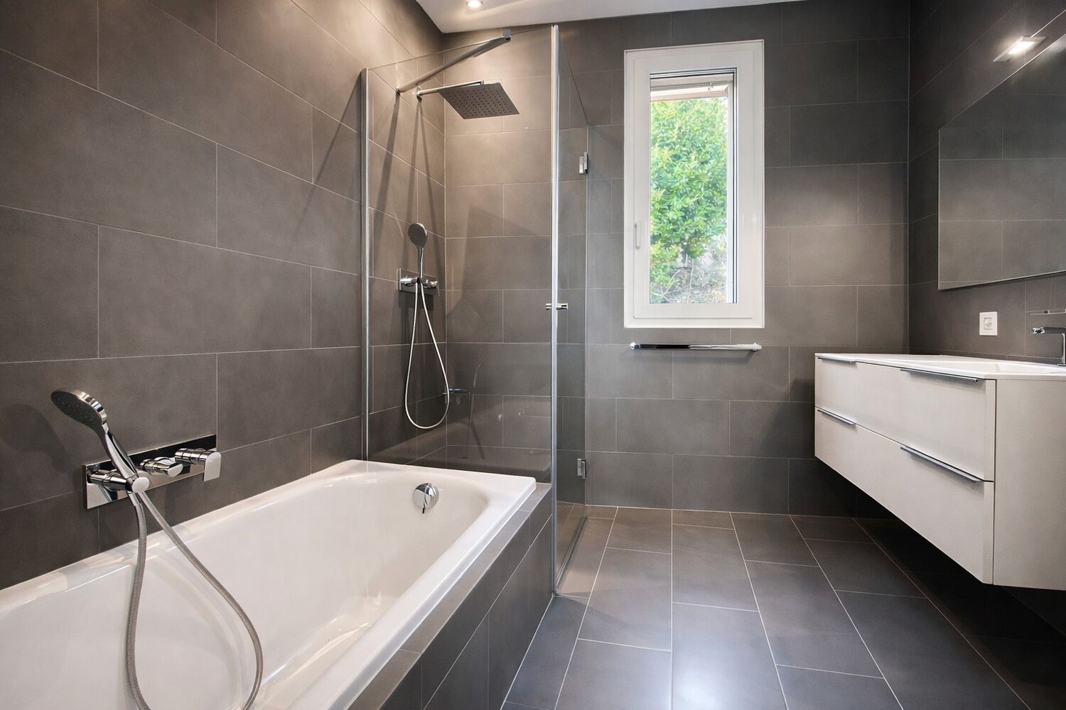 Modernes Badezimmer mit Badewanne und Dusche