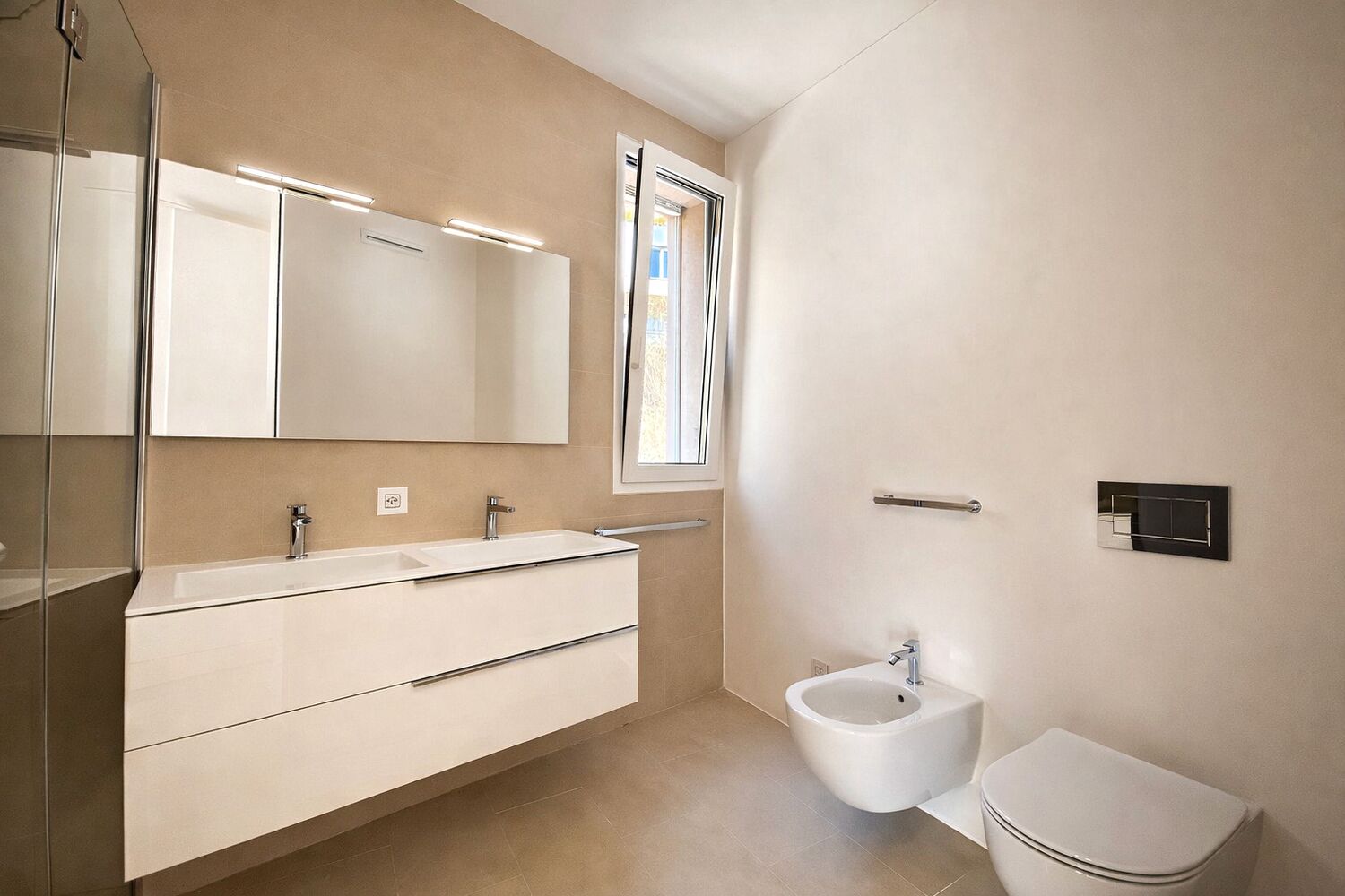 Modernes Badezimmer mit Doppelwaschtisch