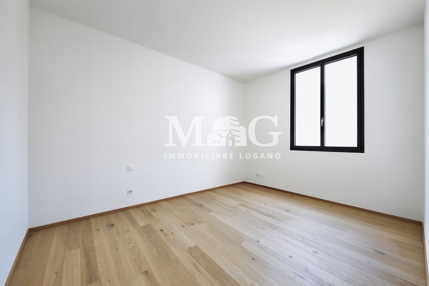 Leeres modernes Zimmer mit Holzboden