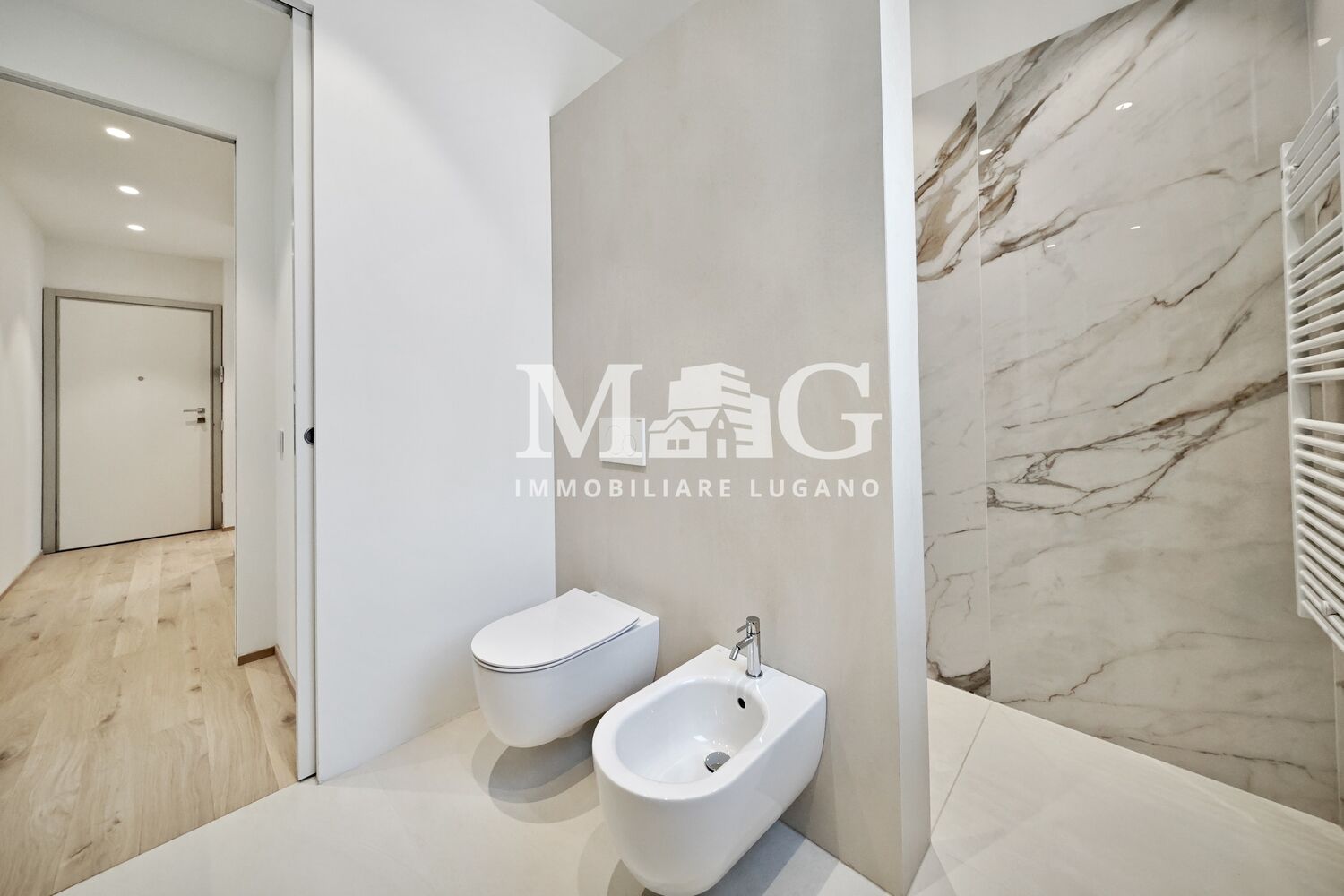Modernes Gäste-WC mit luxuriöser Gestaltung