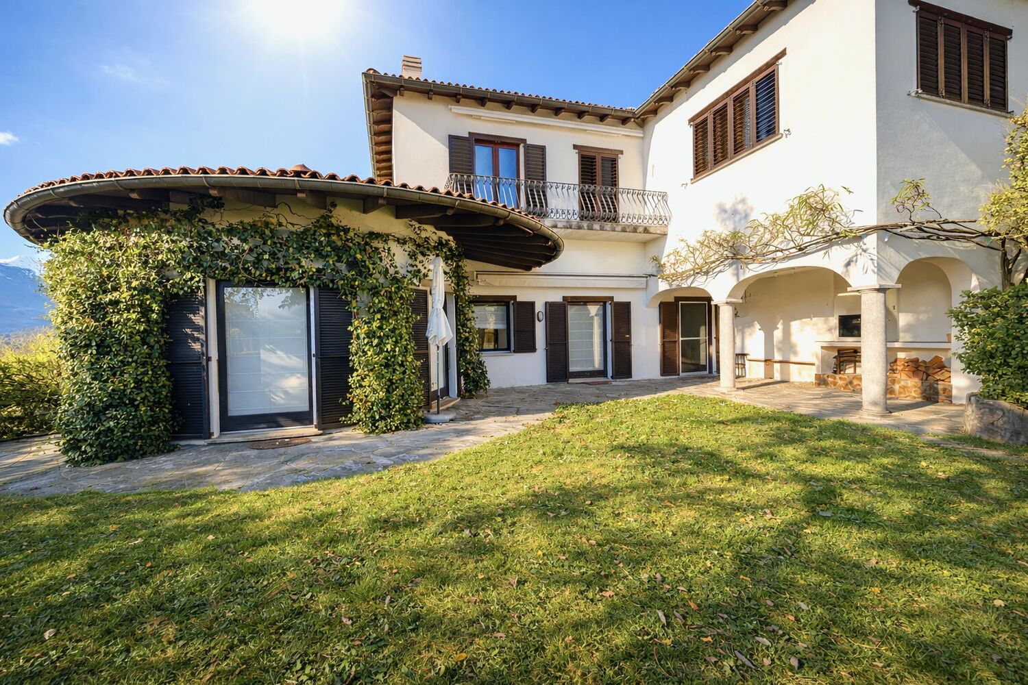 Mediterrane Villa mit Garten und Arkadenterrasse