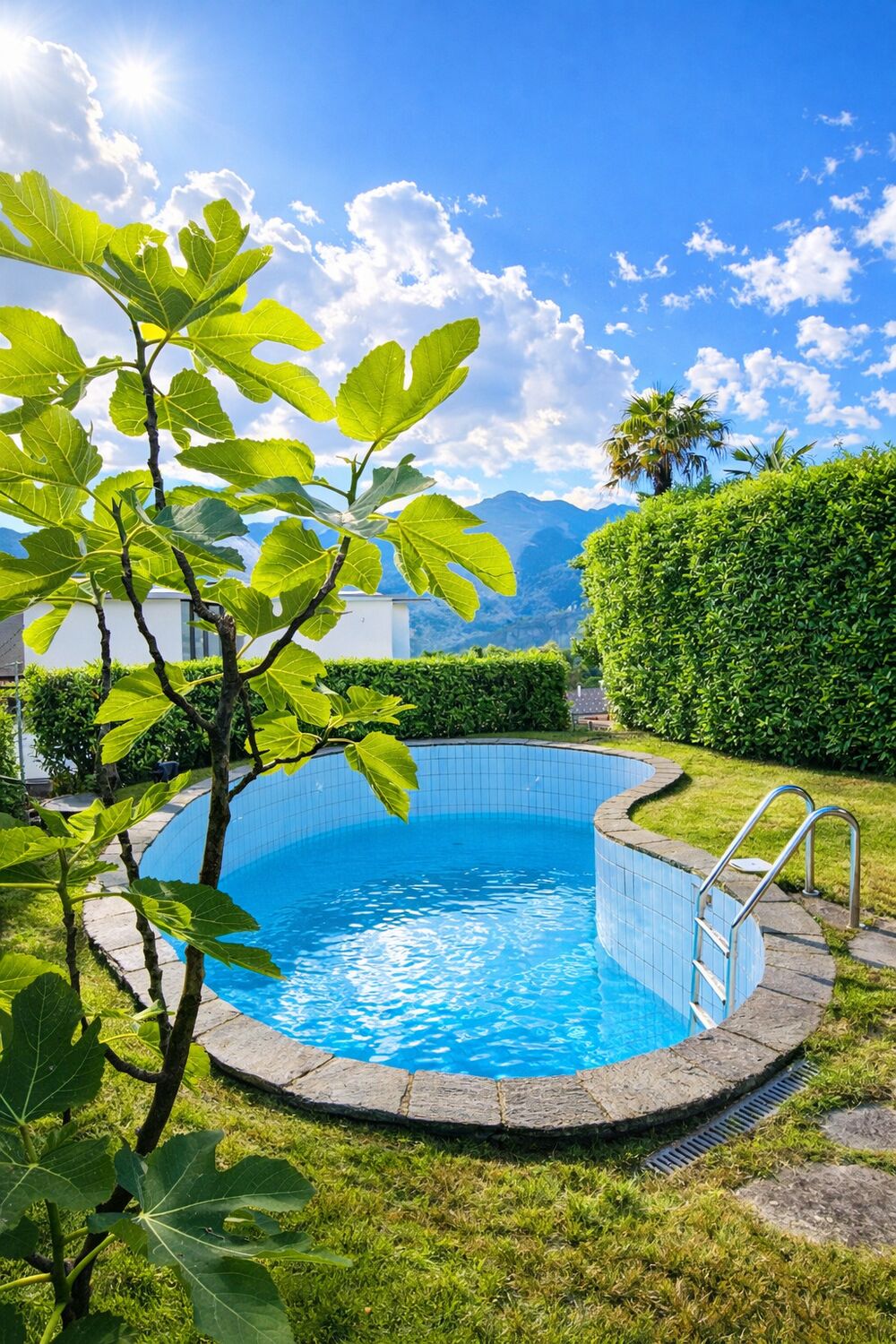 Außenpool mit Garten und Bergblick