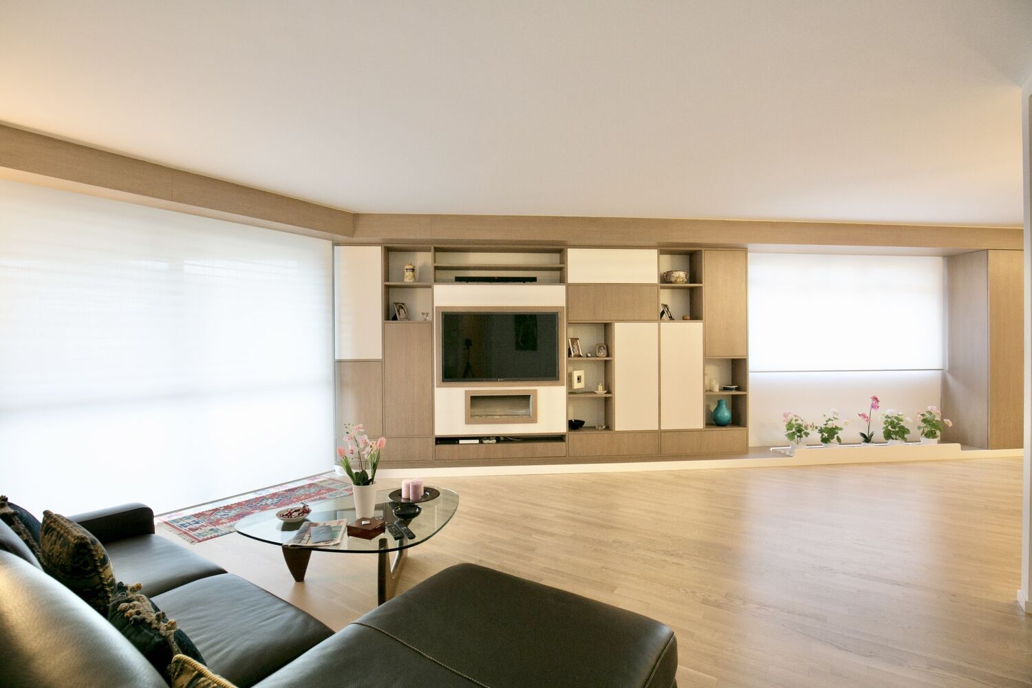 Heller Wohnraum mit großer Medienwand und Sofa