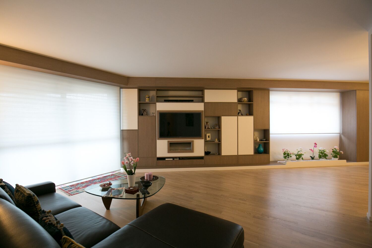 Großzügiges Wohnzimmer mit Medienwand