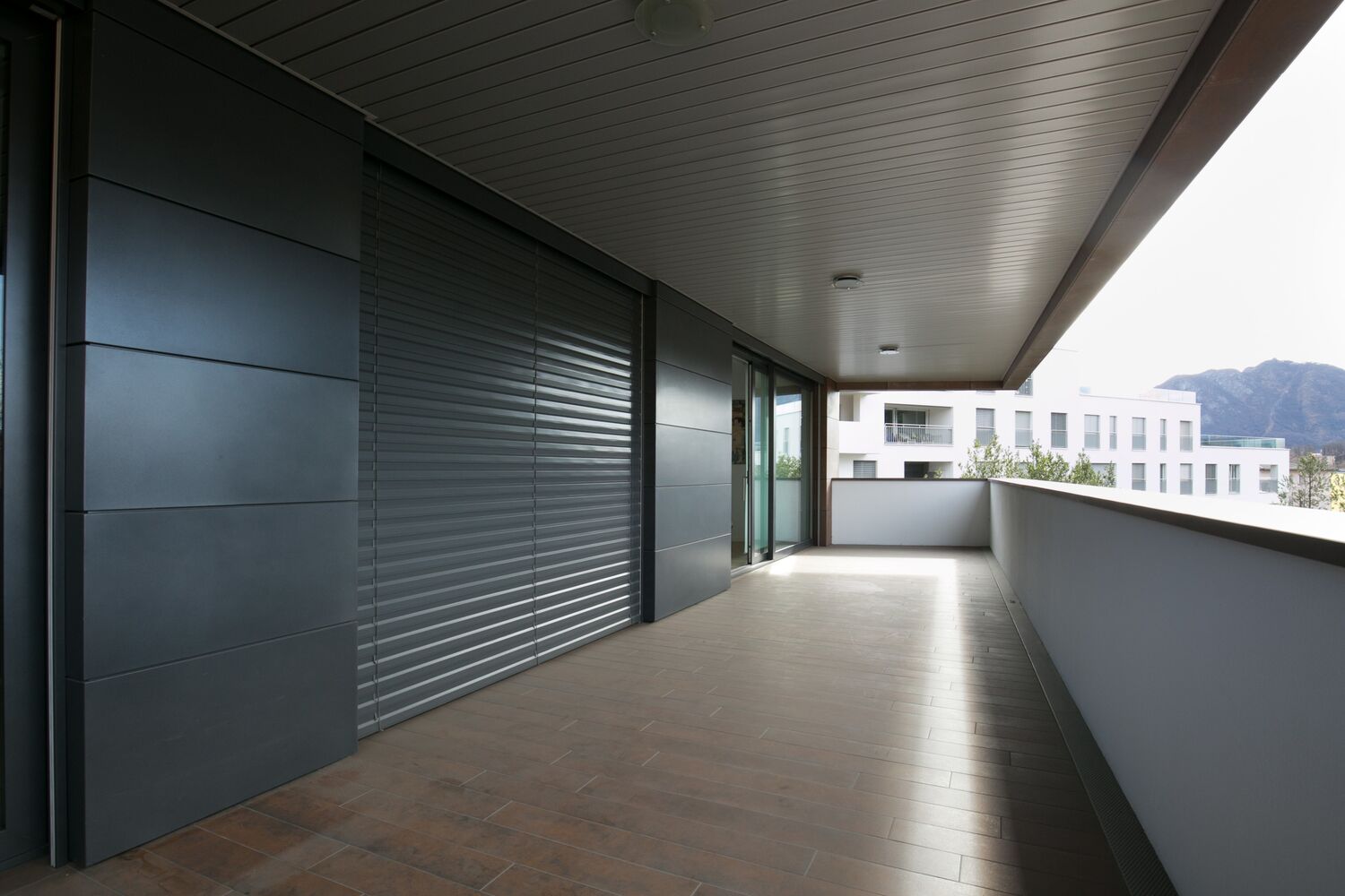 Überdachter Balkon mit moderner Fassade