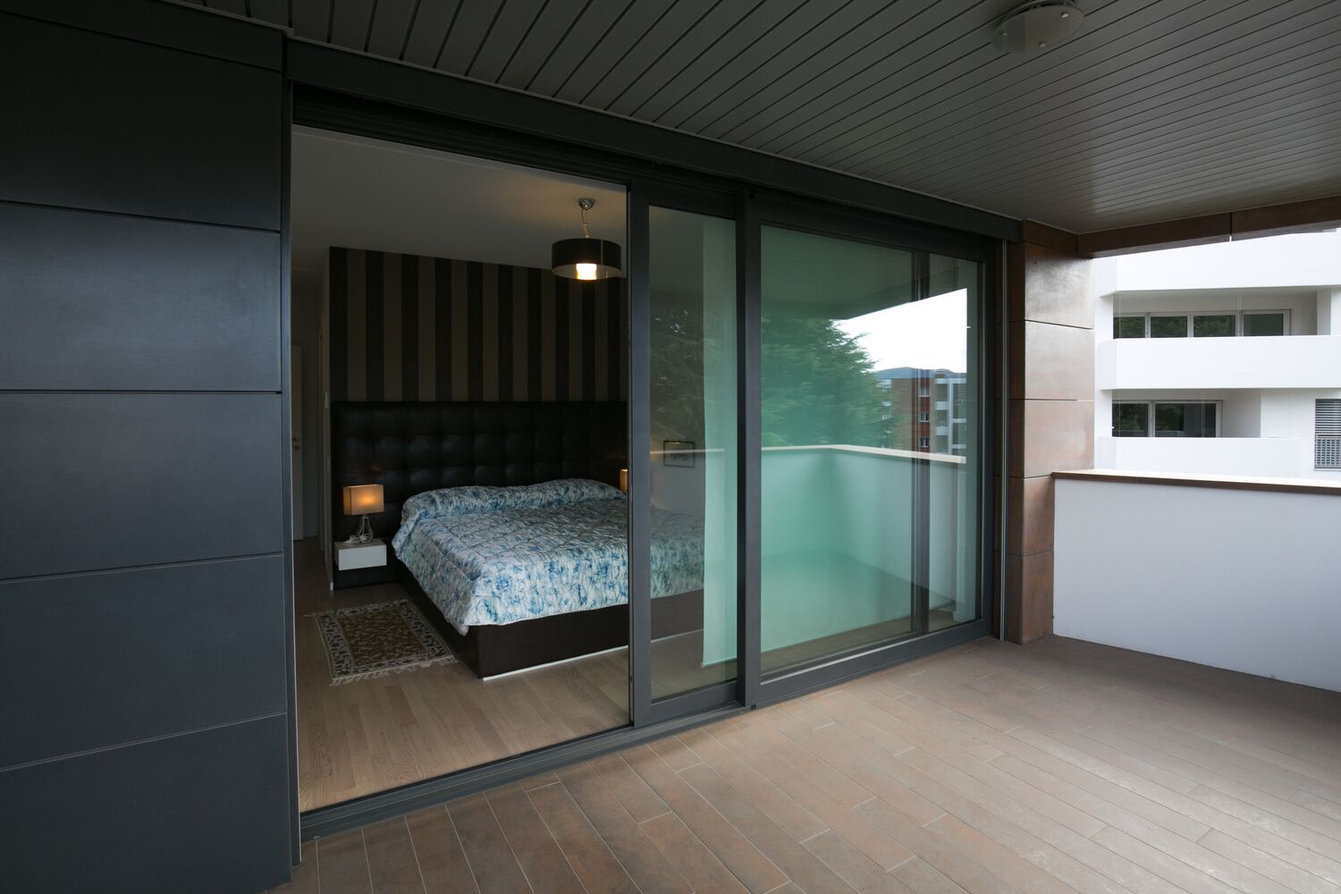 Schlafzimmer mit Balkonzugang