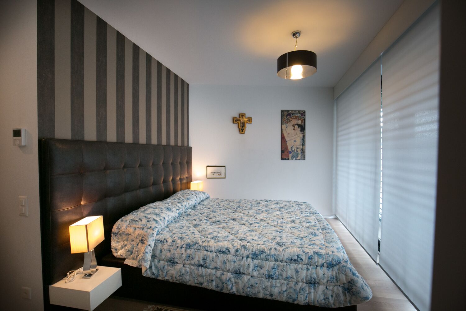Modernes Schlafzimmer mit dunklem Kopfteil