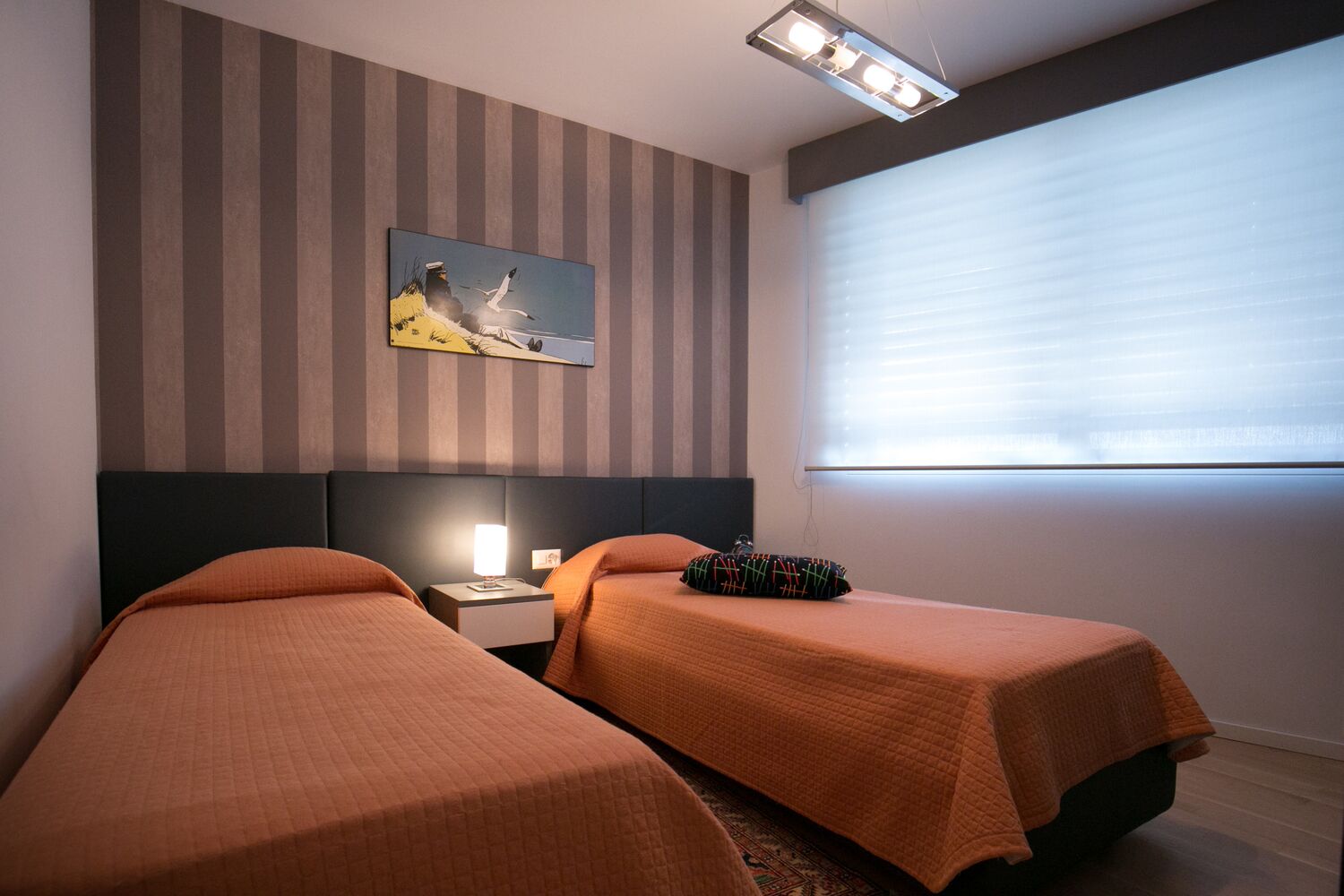 Schlafzimmer mit zwei Einzelbetten