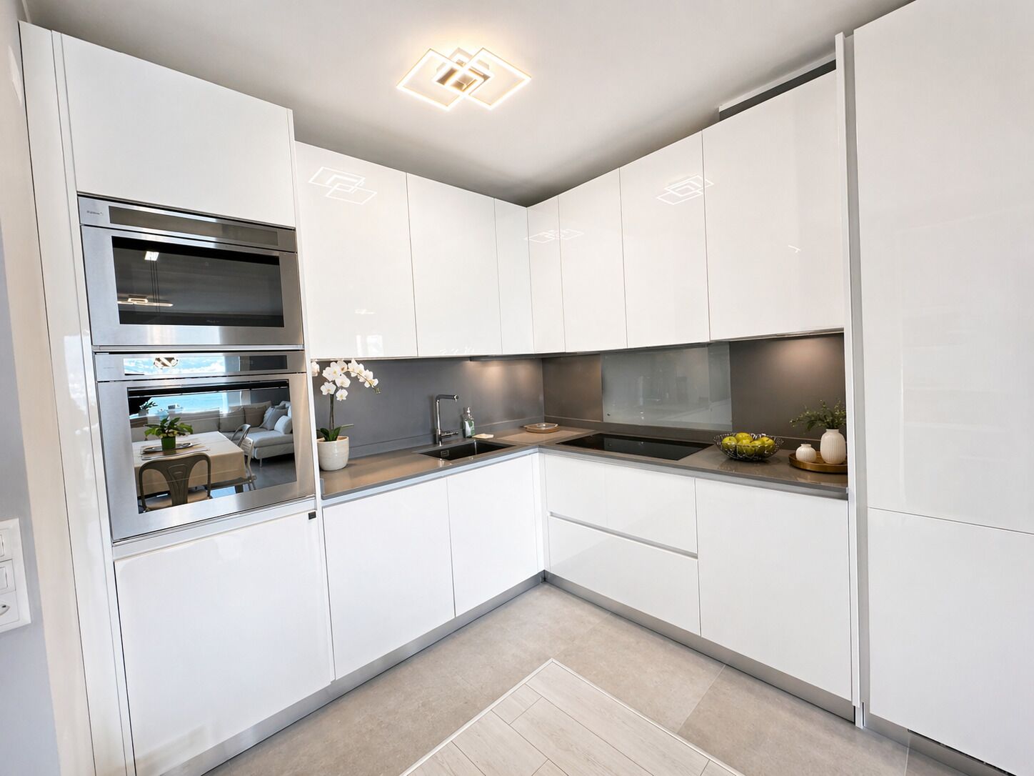 Moderne U-Küche mit Hochschränken