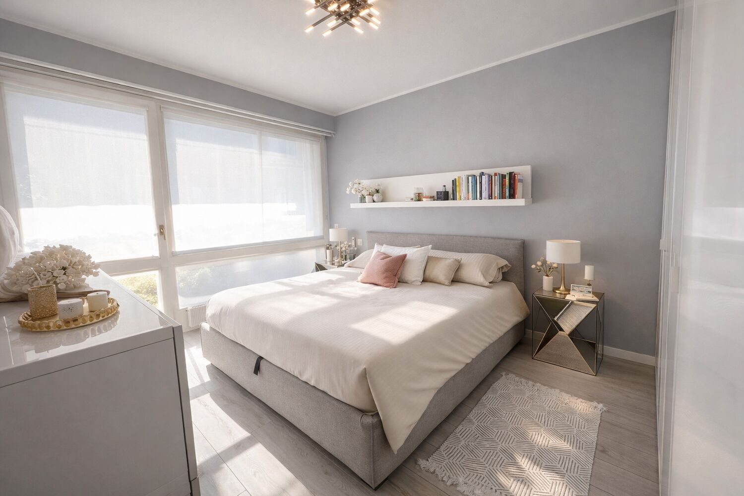 Helles, modernes Schlafzimmer mit grauen Wänden