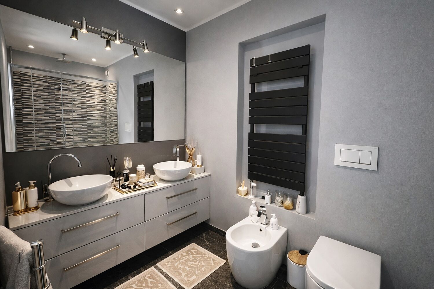 Modernes Badezimmer mit Doppelwaschbecken und schwarzen Akzenten