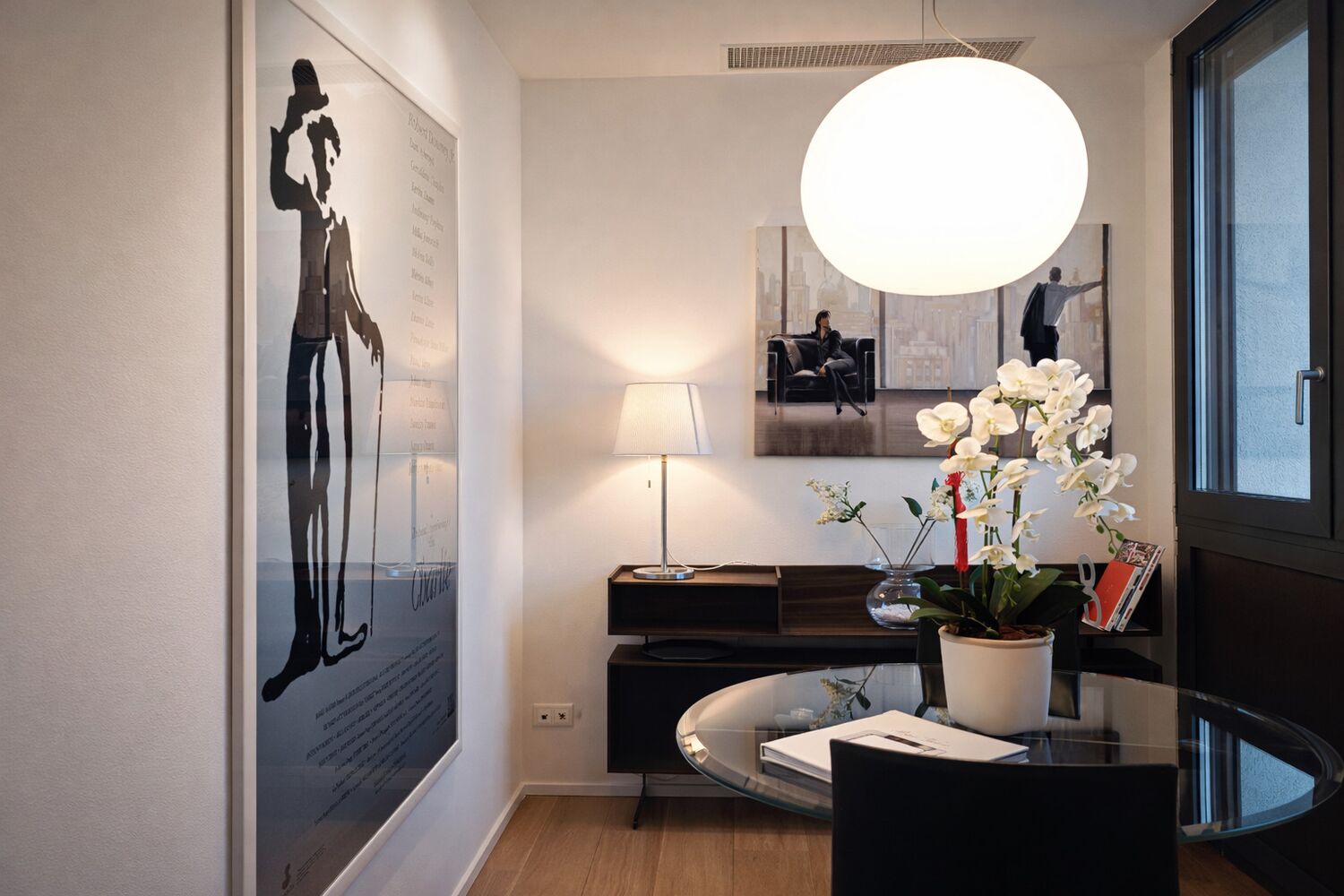 Modern eingerichteter Essbereich mit Kunst und Dekoration