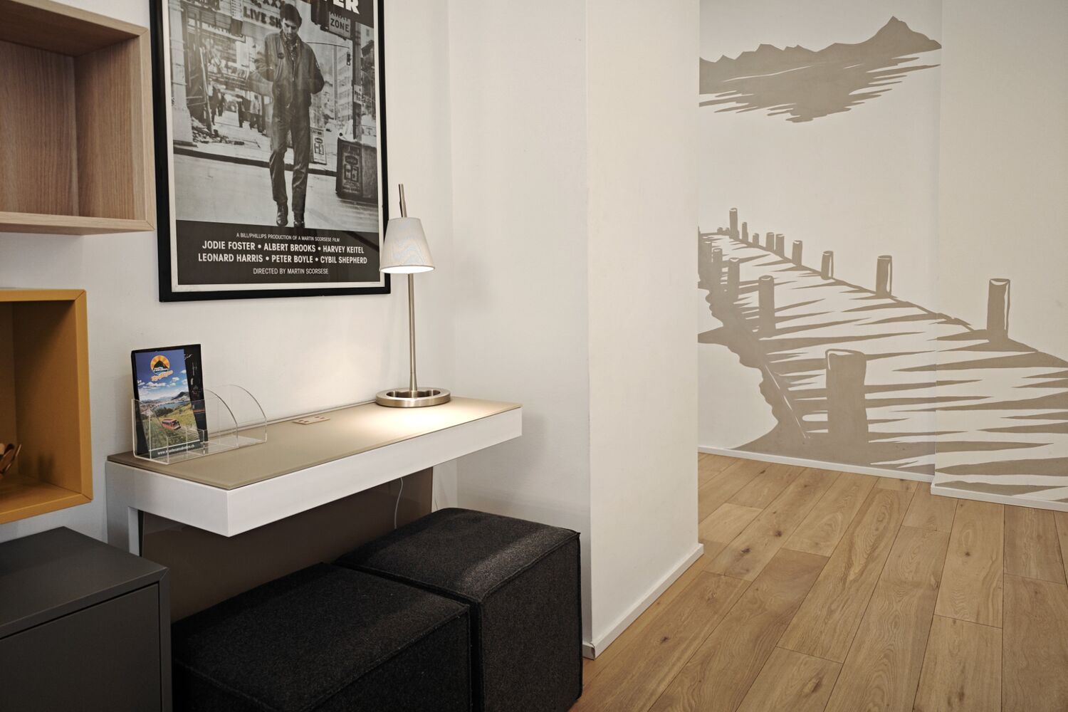 Modernes Arbeitszimmer mit Schreibtisch und Wandgrafik