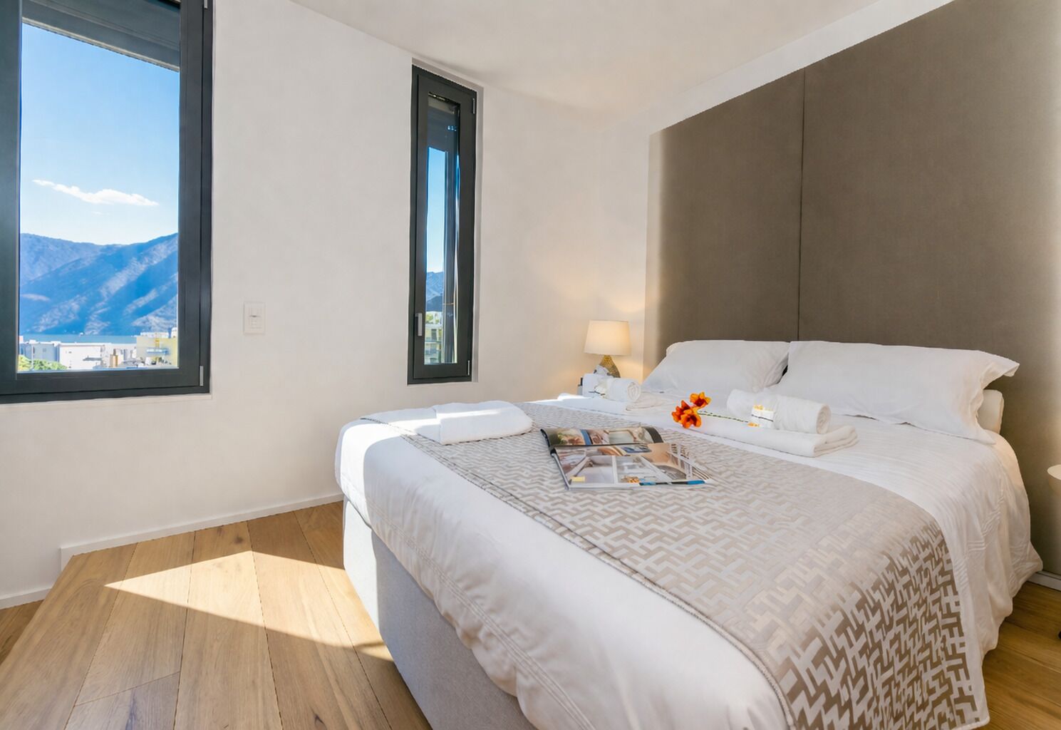 Modernes Schlafzimmer mit Bergblick