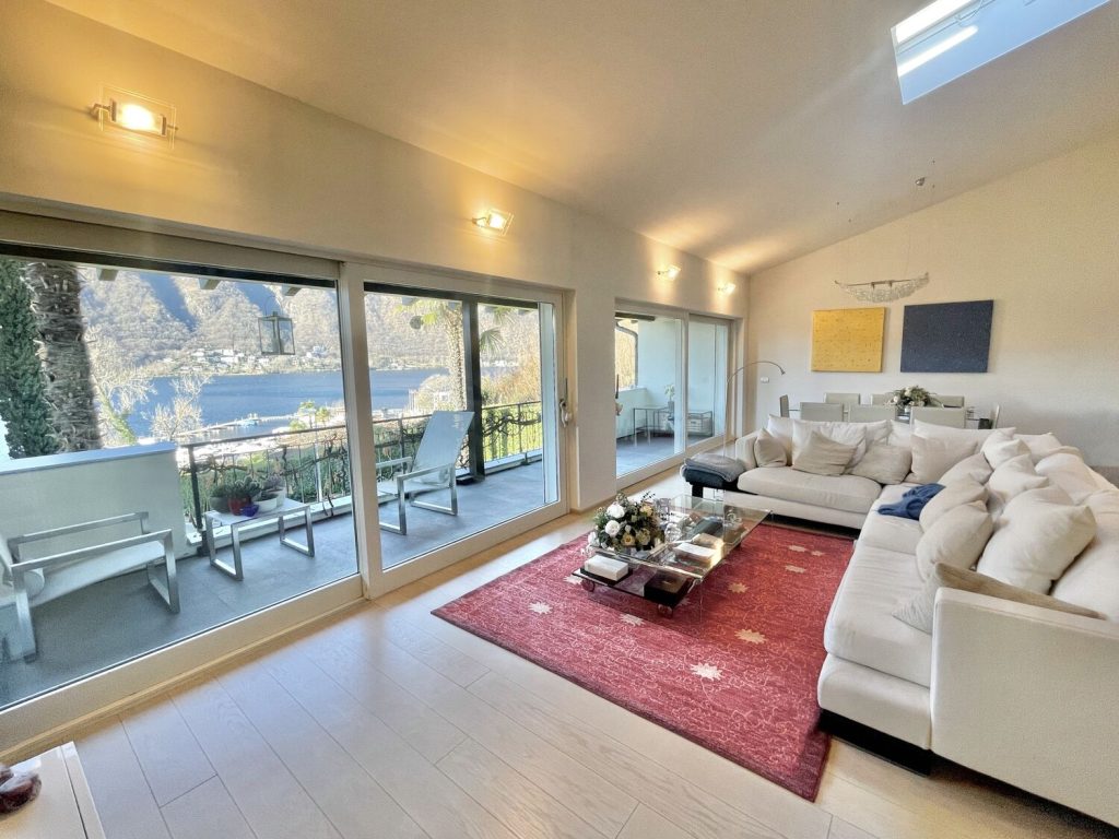 Helles Wohnzimmer mit Seeblick und Terrasse