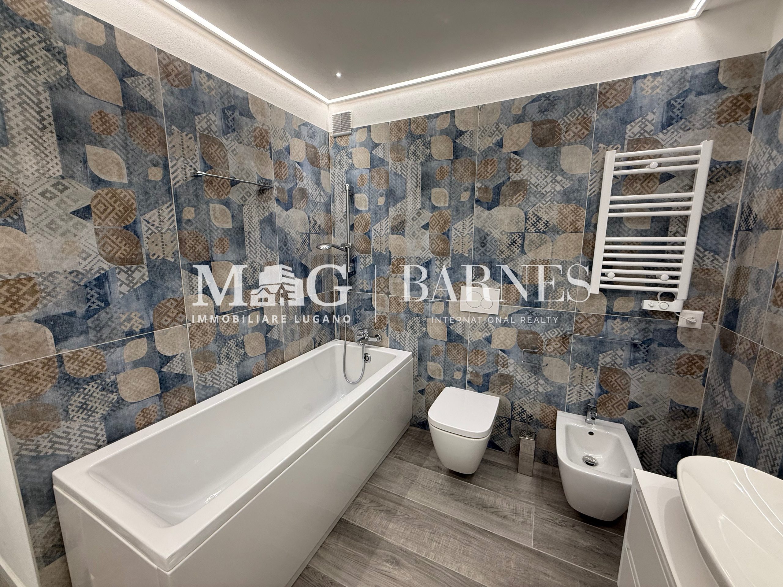 Modernes Badezimmer mit Wanne und wandhängenden Sanitärobjekten