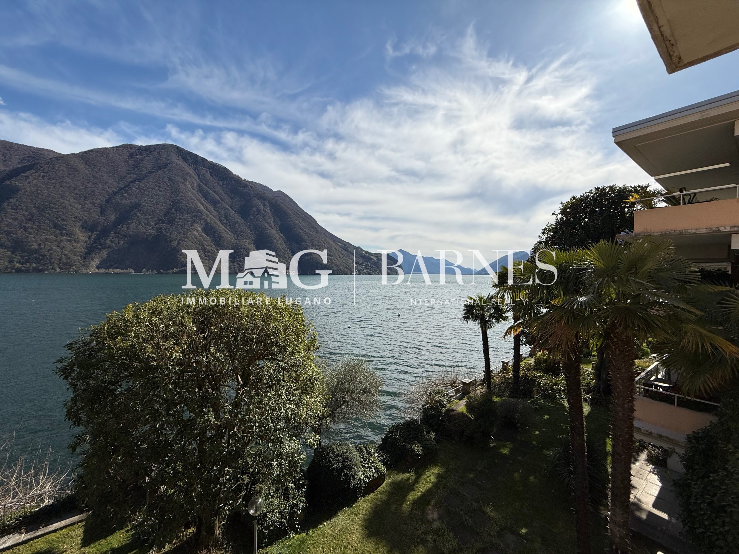 Seeblick mit Bergen und Garten
