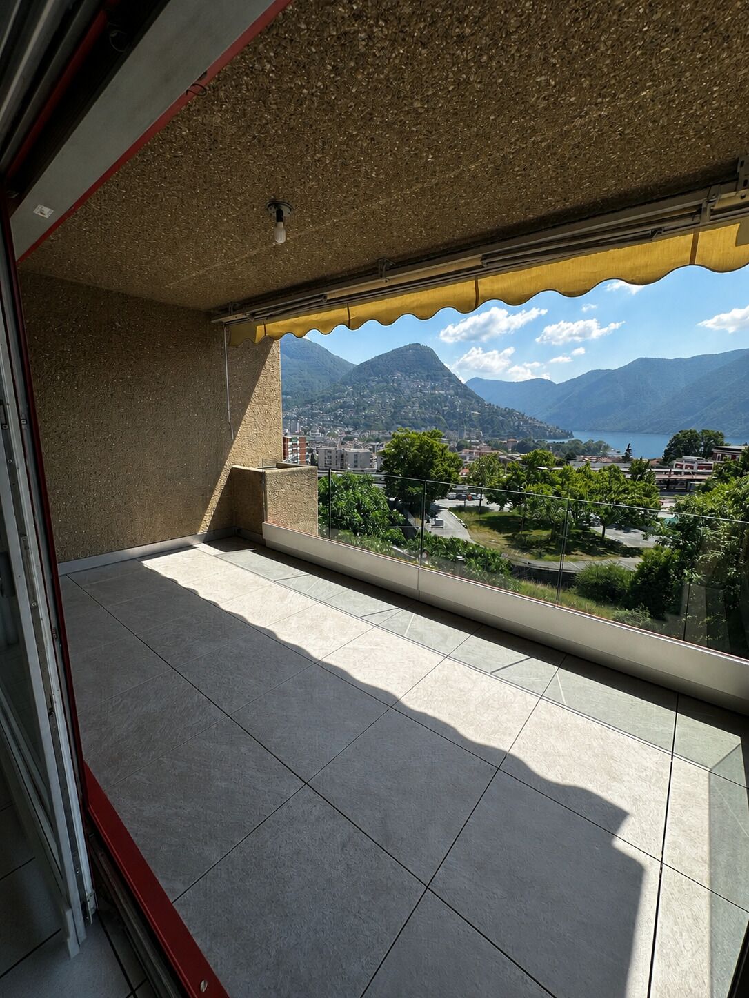 Überdachter Balkon mit Berg- und Seeblick