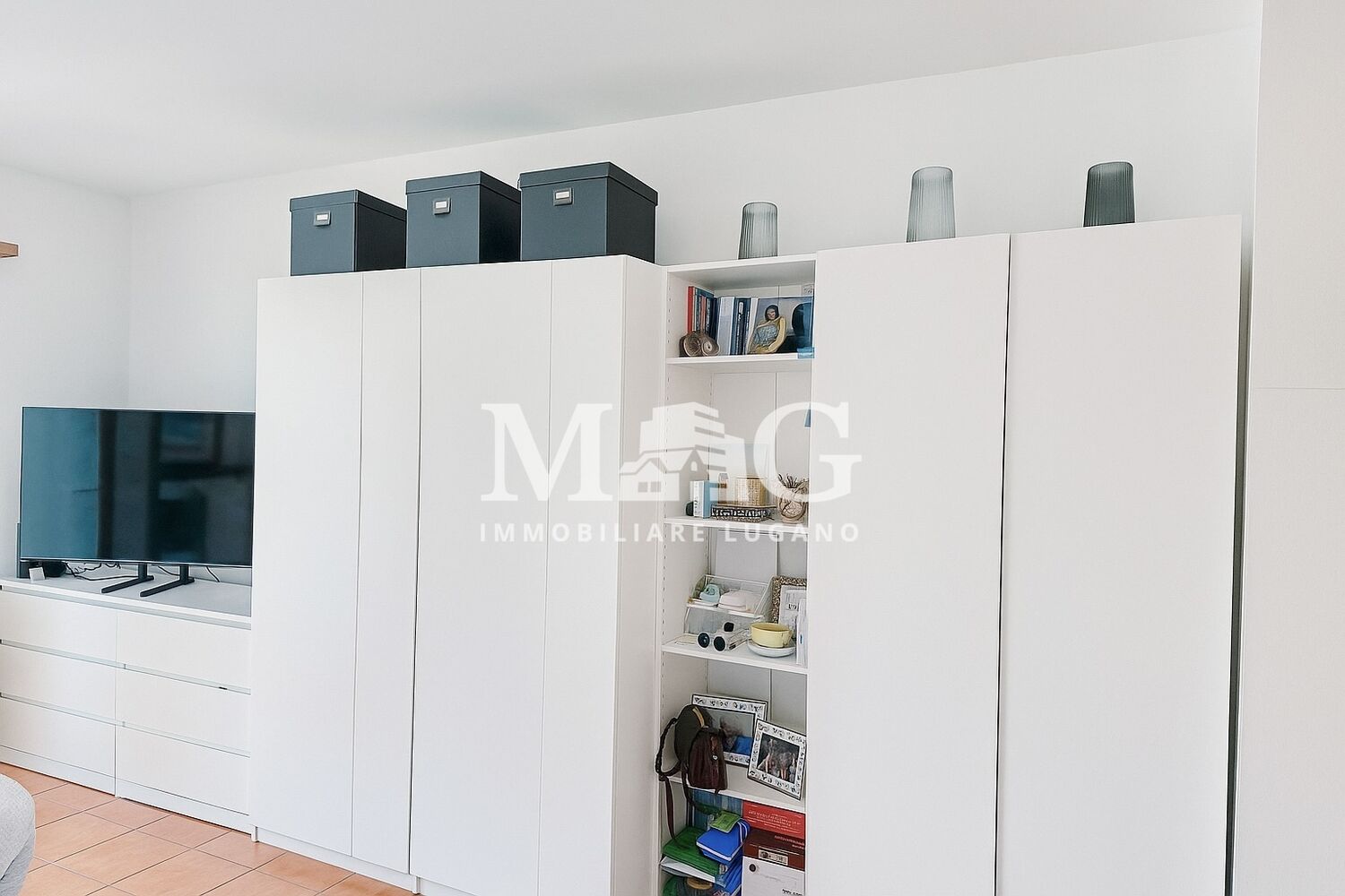 Helles Schlafzimmer mit großem Kleiderschrank und TV-Kommode