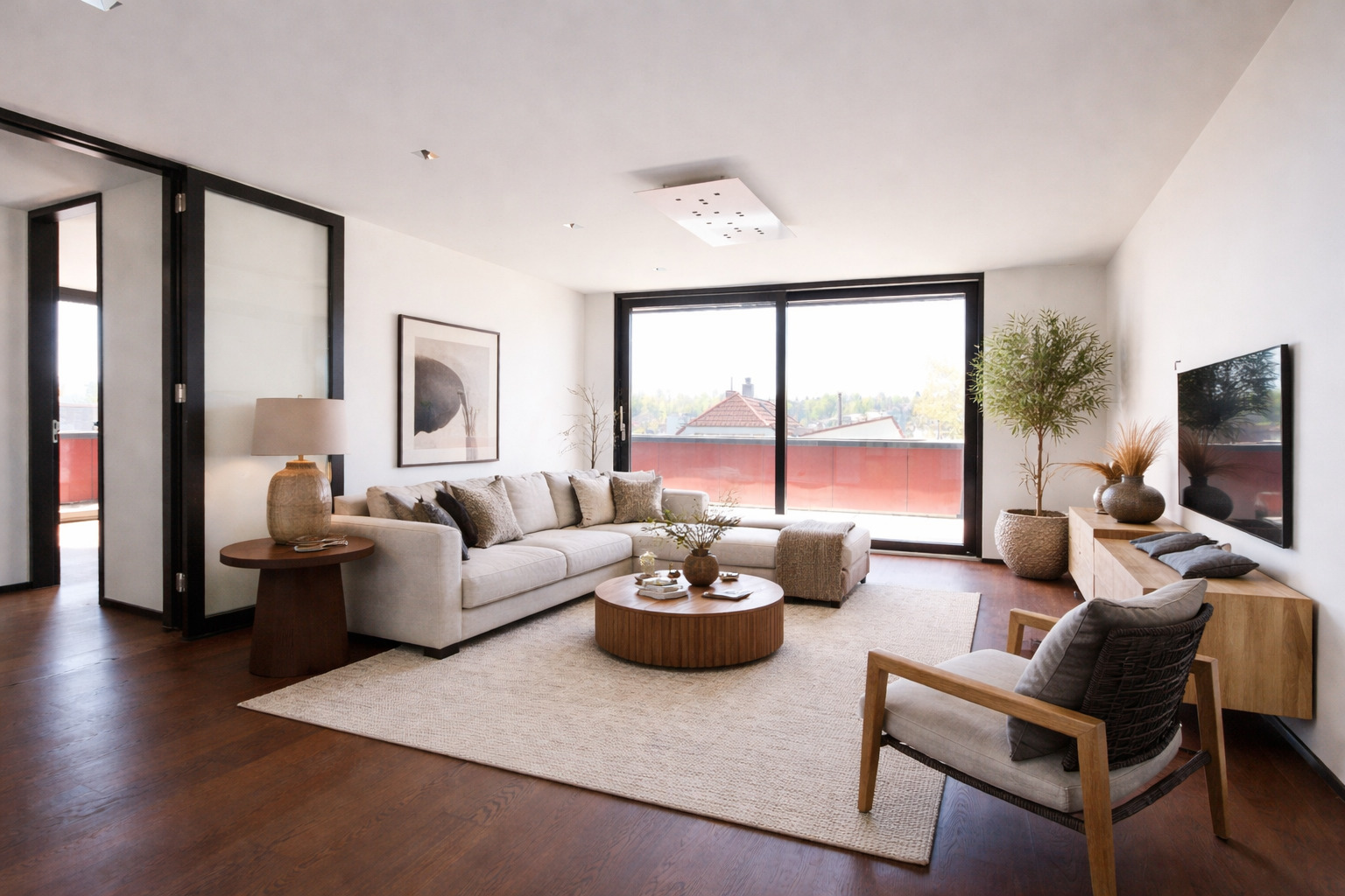 Helles modernes Wohnzimmer mit Balkonblick