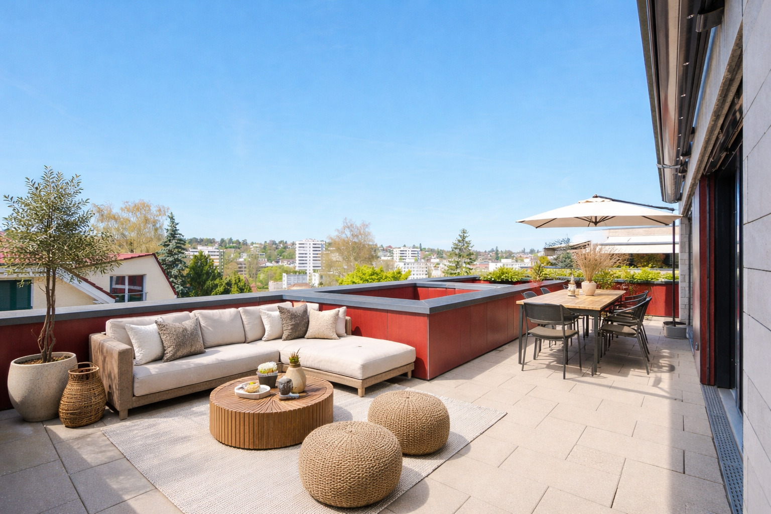 Große Dachterrasse mit Sitz- und Essbereich