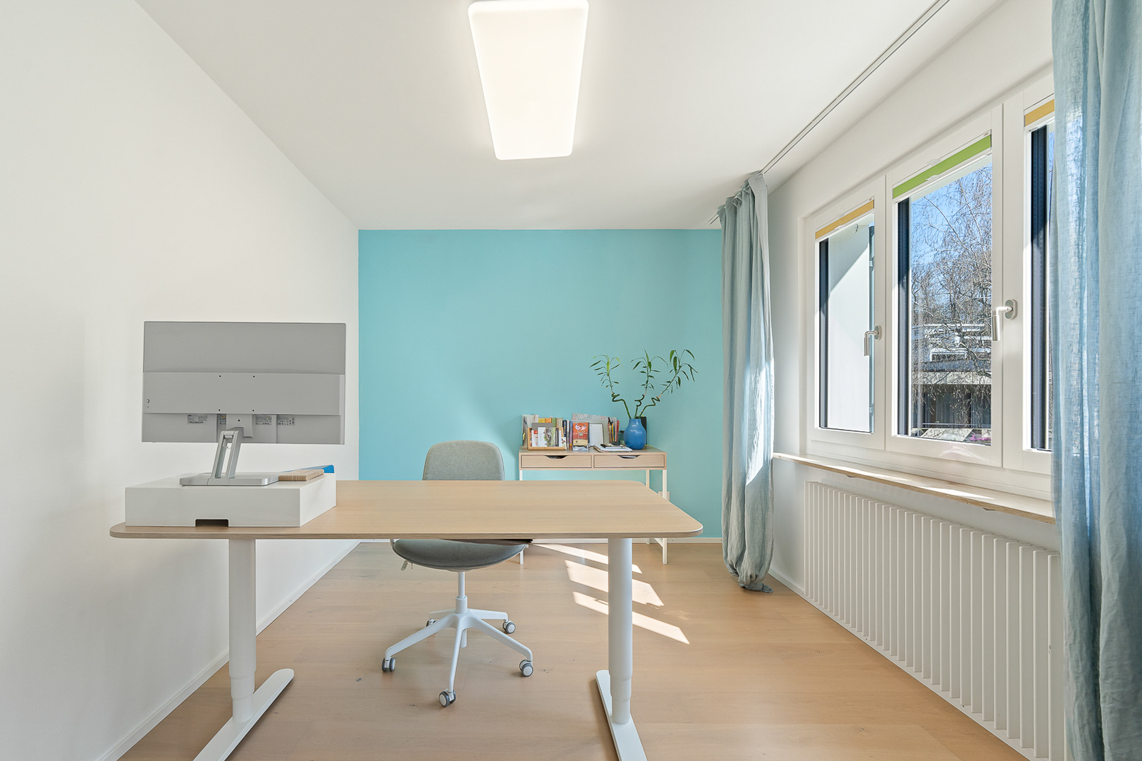 Helles Arbeitszimmer mit Schreibtisch
