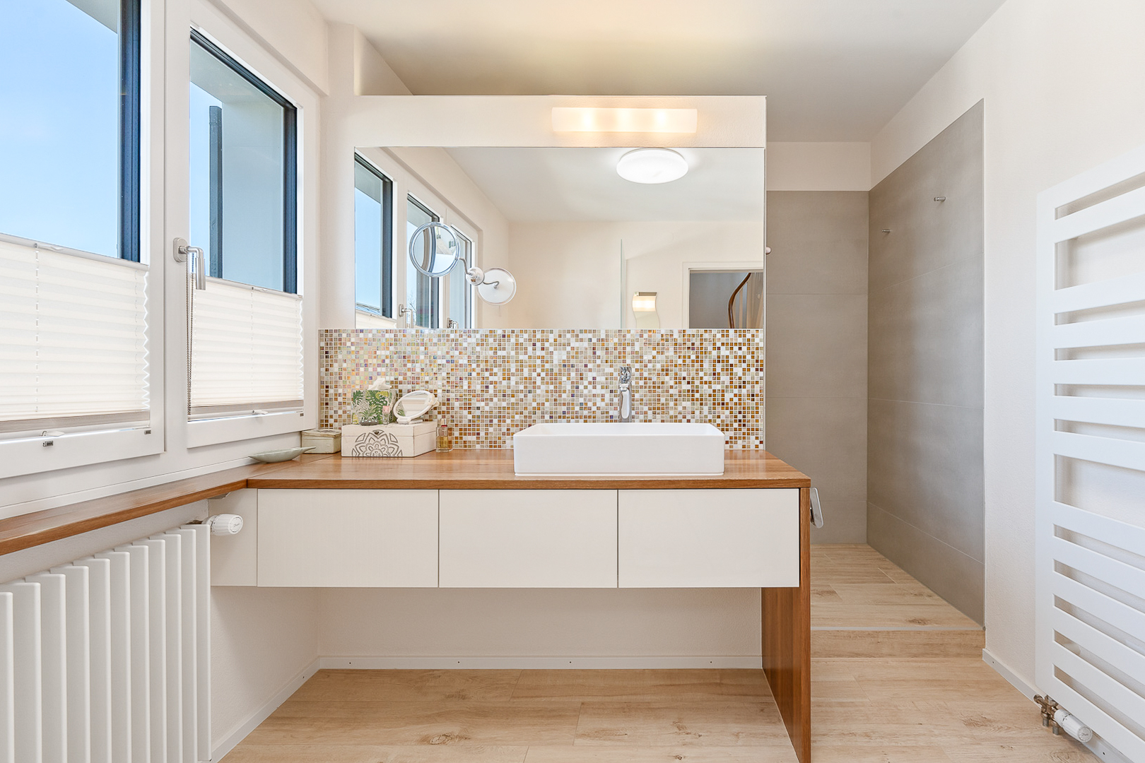 Modernes Badezimmer mit Doppelwaschtisch und Mosaikrückwand