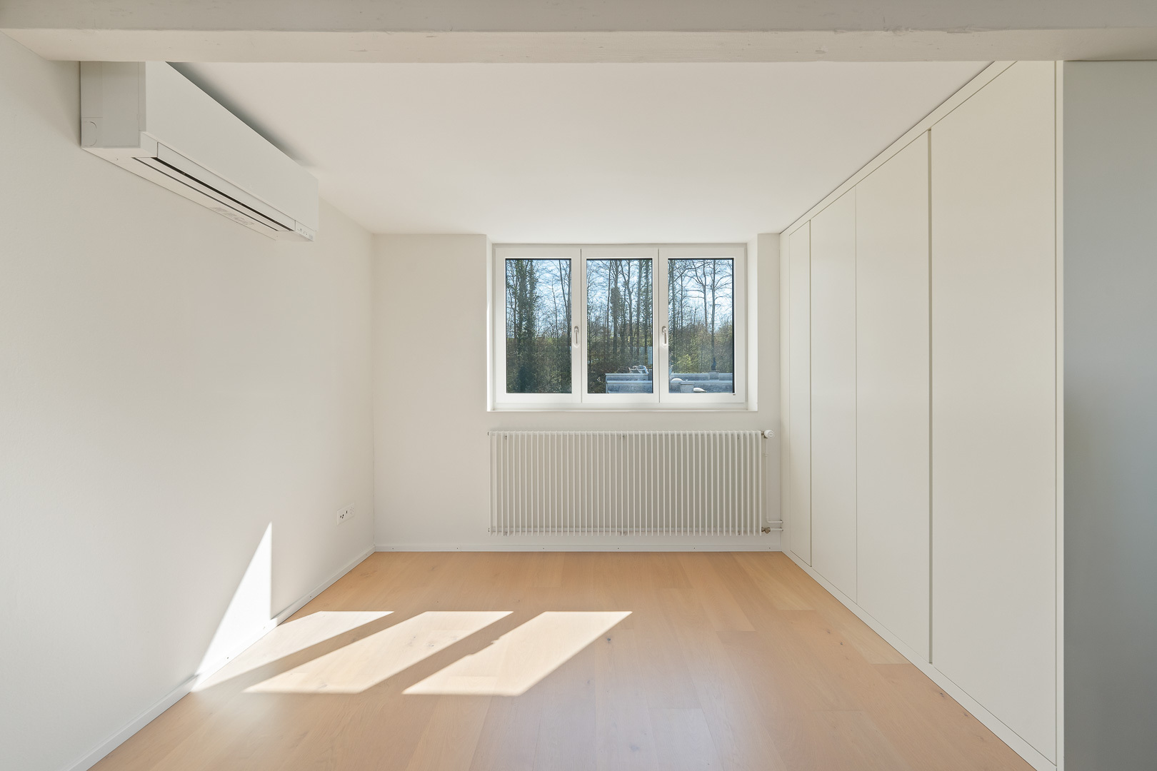 Helles, leeres Schlafzimmer mit Einbauschrank