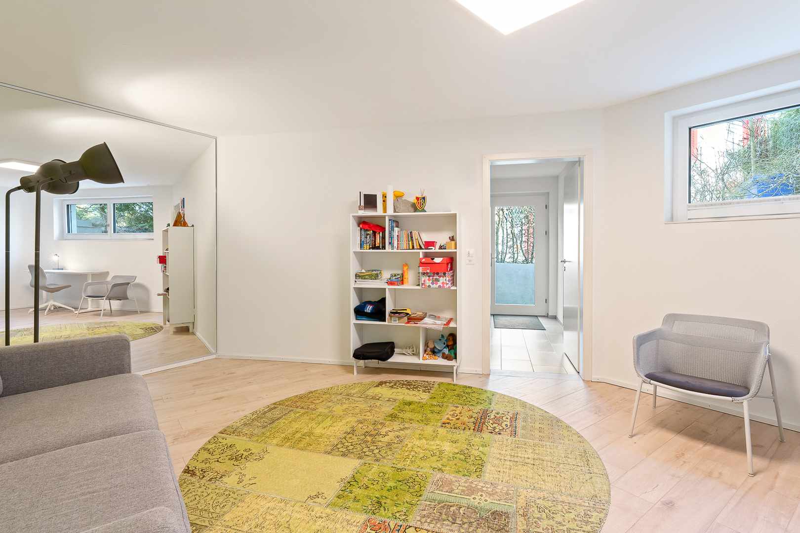 Heller Wohnraum mit Schreibtischecke