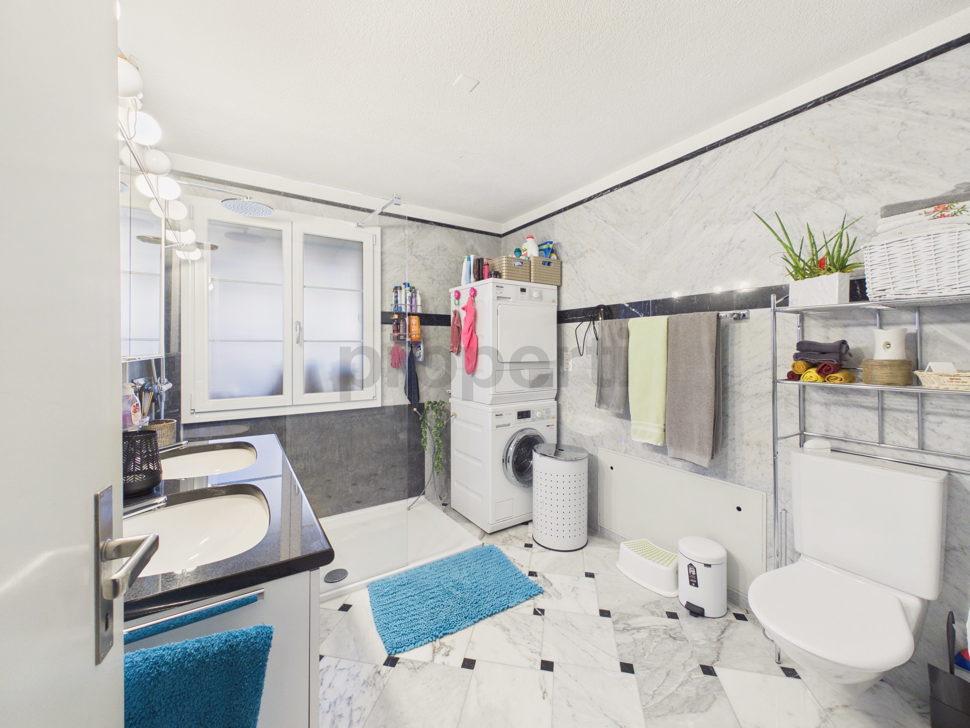 Modernes Badezimmer mit Marmoroptik und Waschtisch