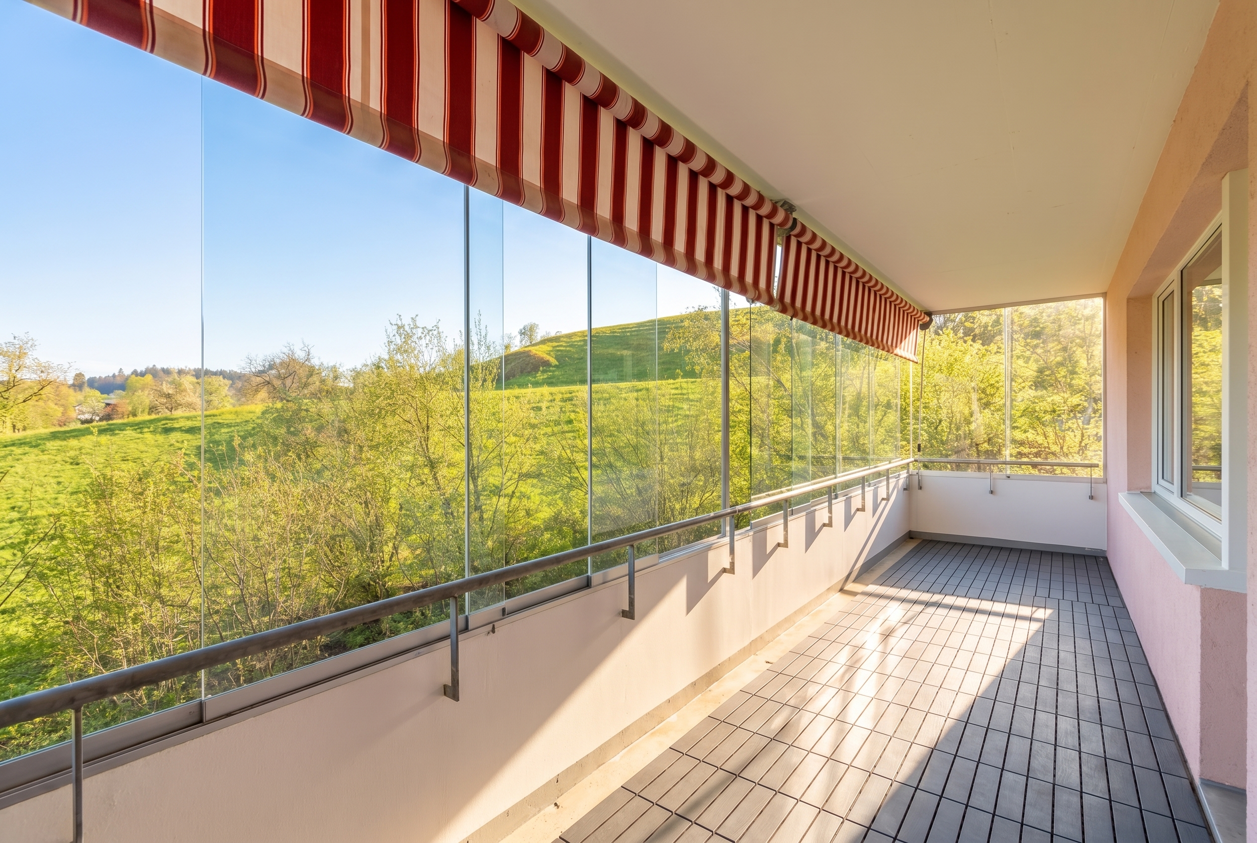 Überdachter Balkon mit Panoramablick
