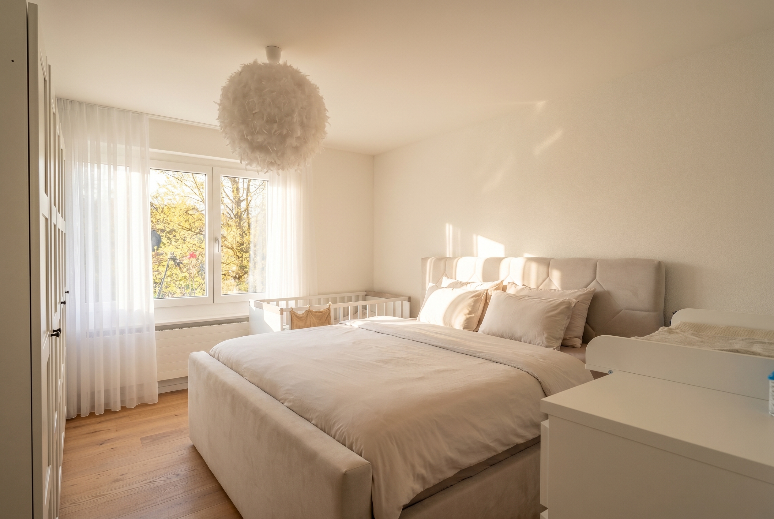 Helles Schlafzimmer in sanften Beige- und Cremetönen