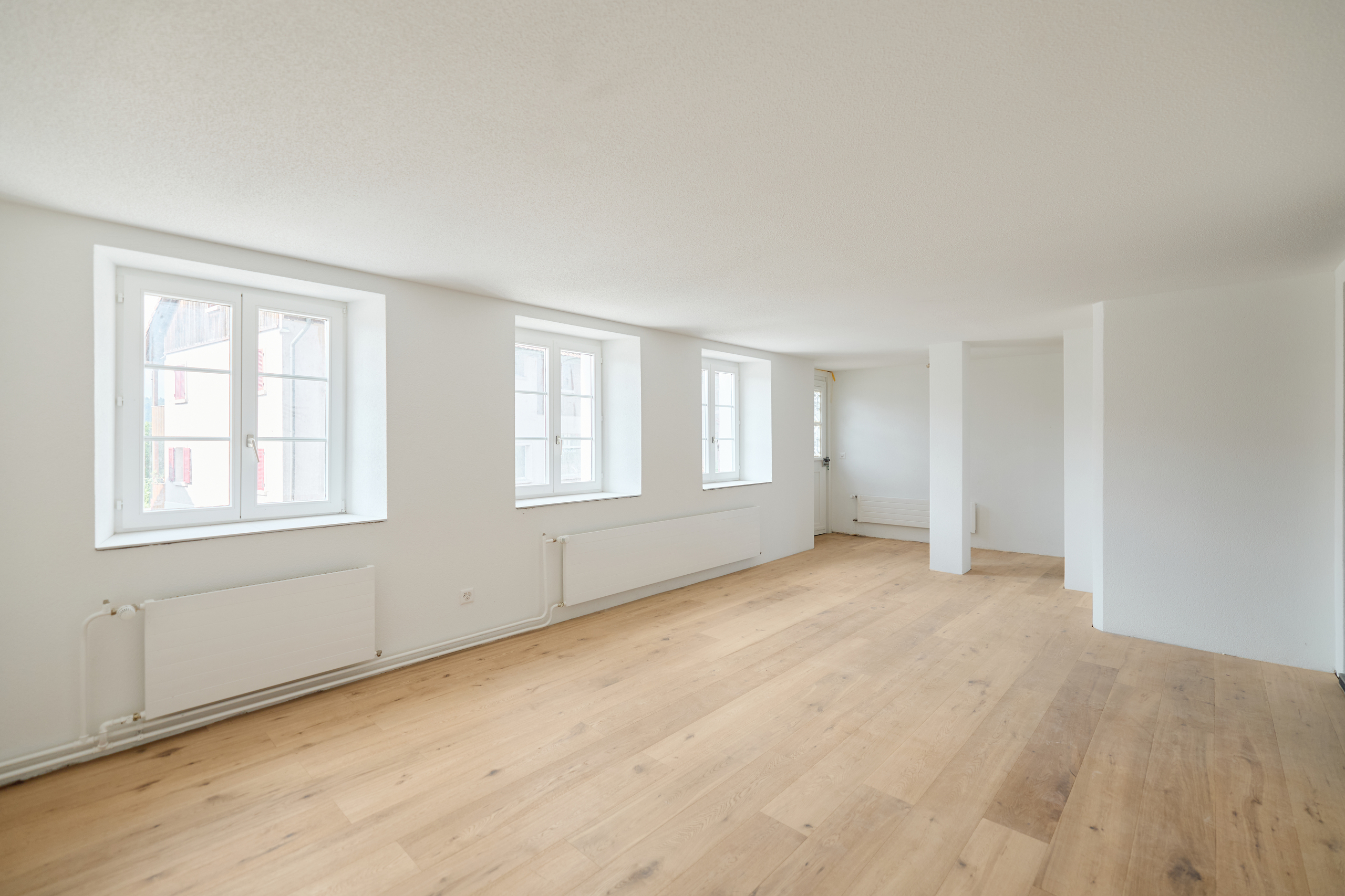 Heller leerer Wohnraum mit Holzboden