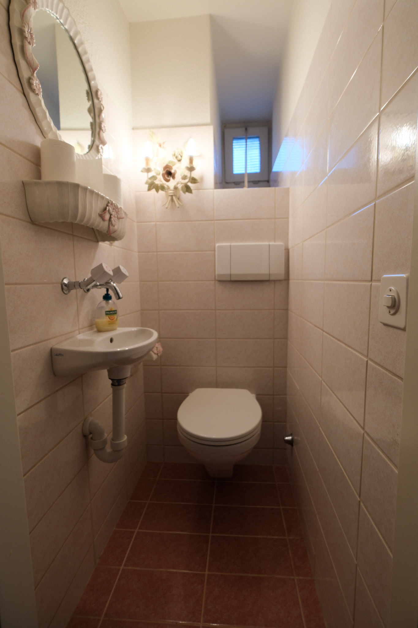 Kleines separates Gäste-WC mit Wand-WC und Handwaschbecken