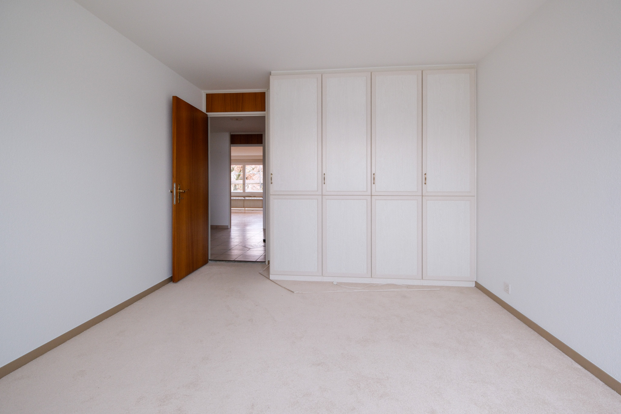 Helles Schlafzimmer mit Einbauschrank