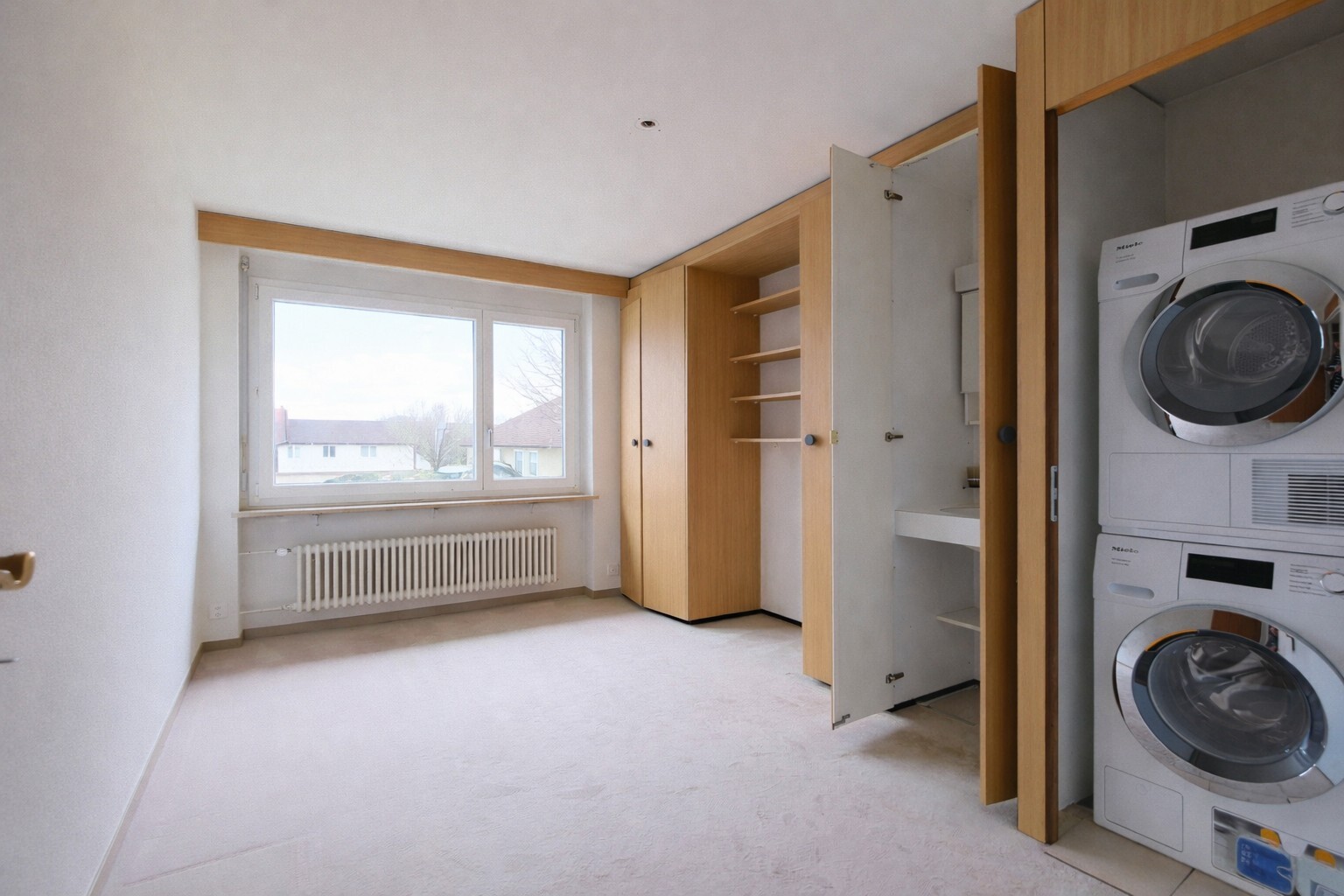 Hauswirtschaftsraum mit Fenster und Einbauschränken