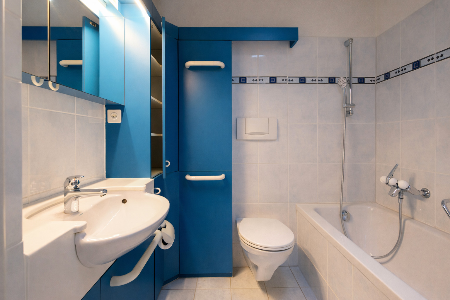 Kleines blau-weißes Badezimmer mit Wanne