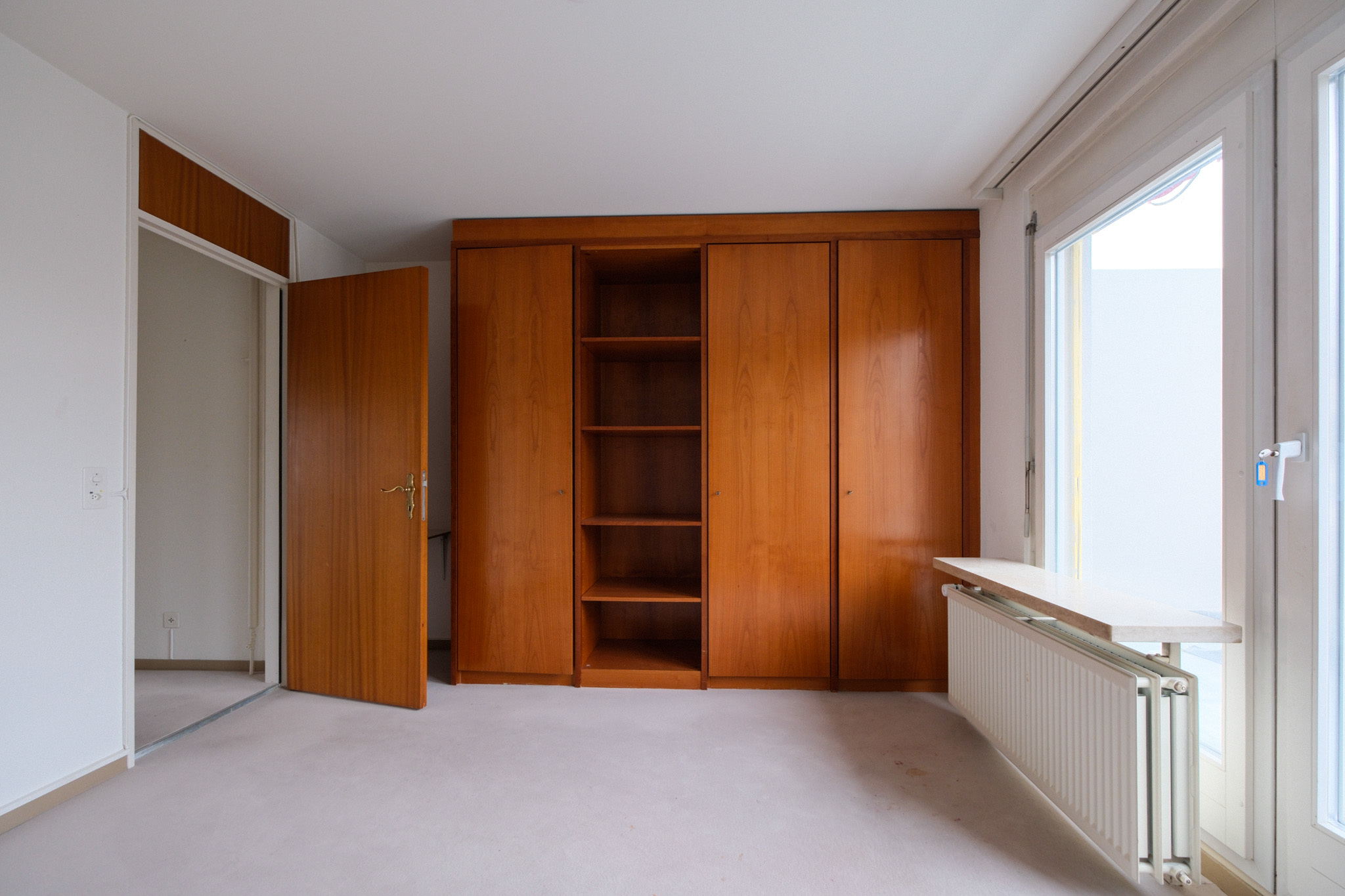 Leerer Raum mit Einbauschrank und Fenster