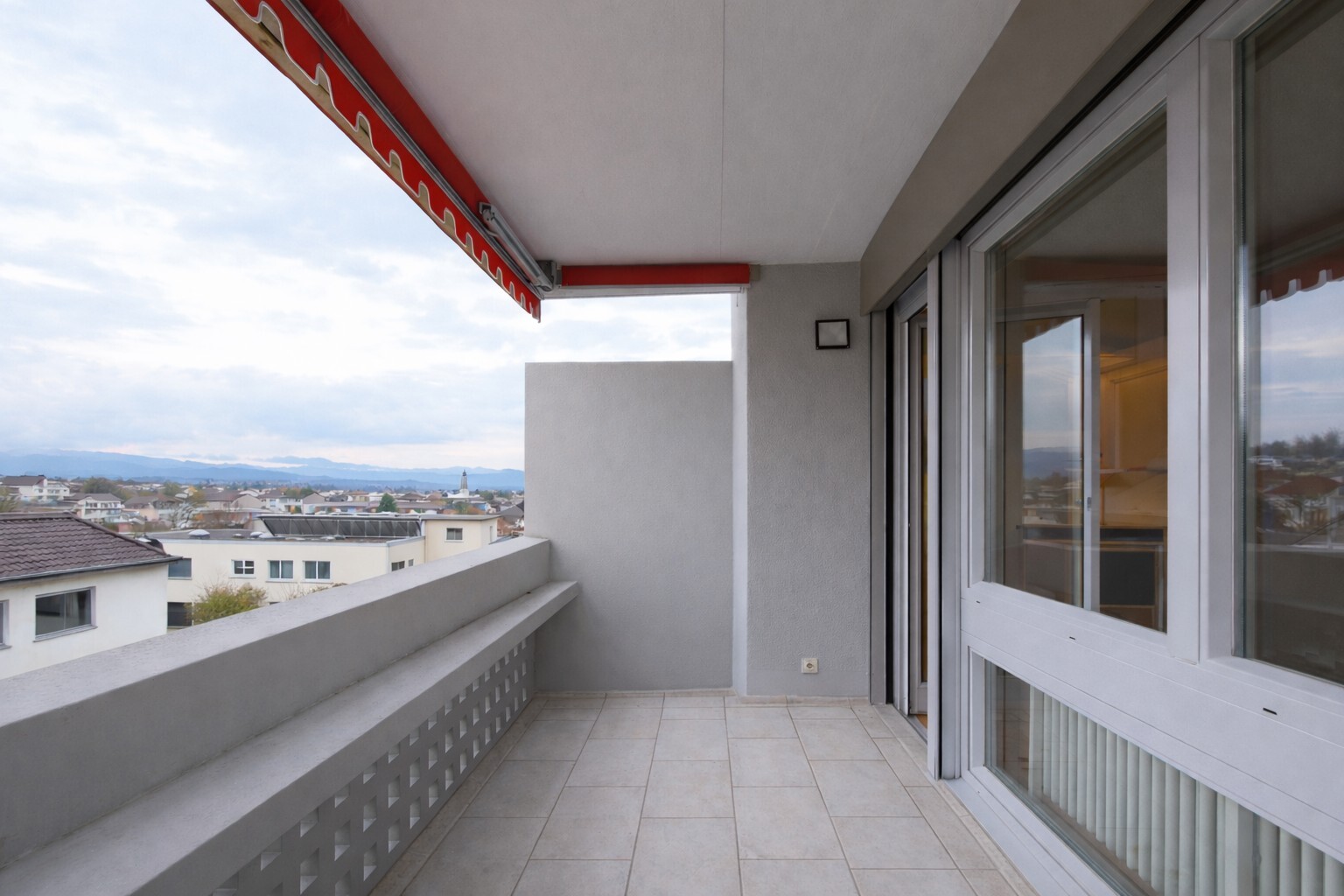 Balkon mit Blick über die Nachbarschaft