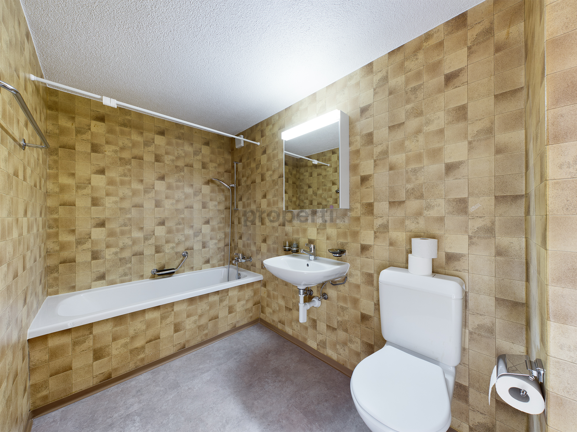 Badezimmer mit Badewanne, Waschbecken und WC