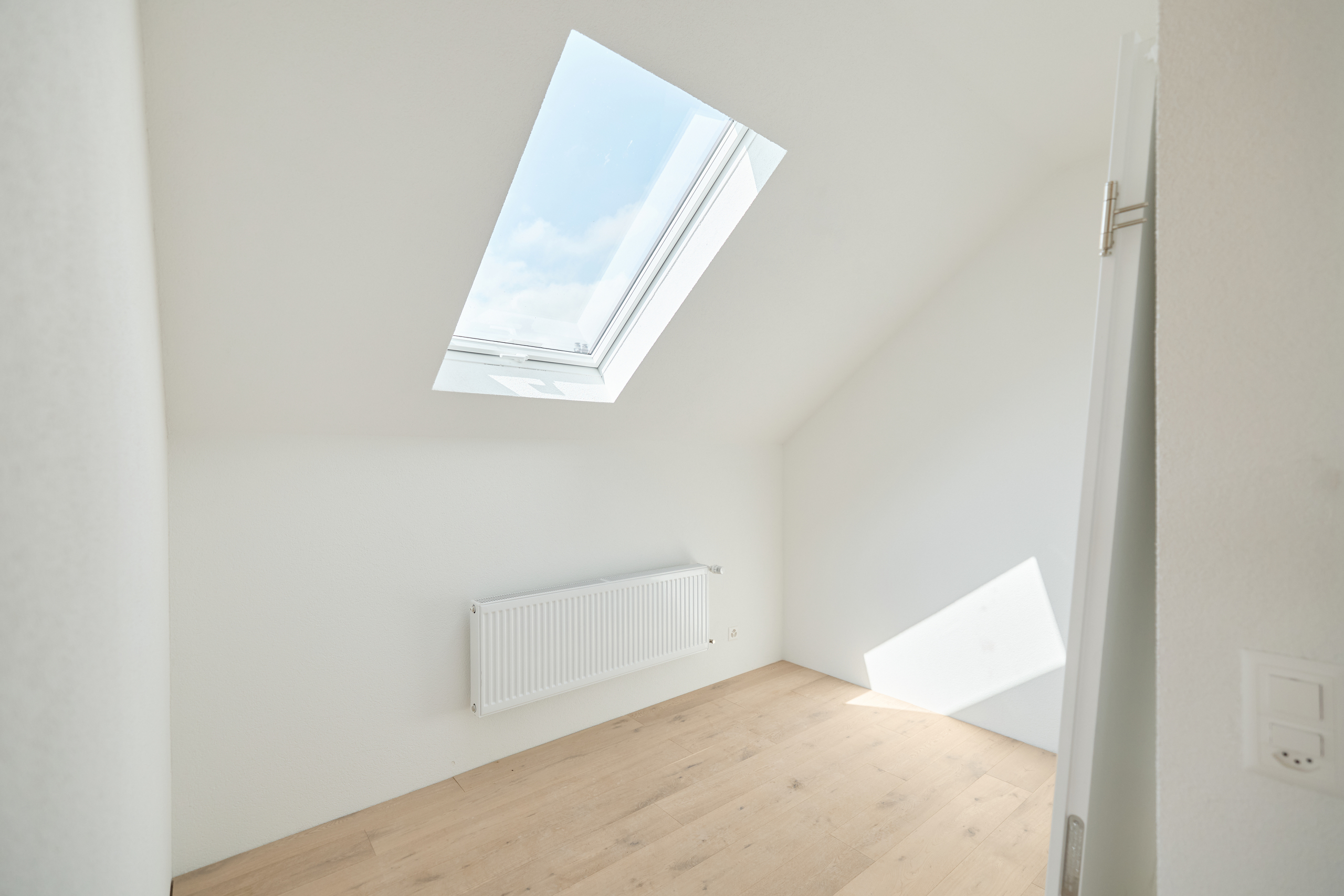 Helles Dachgeschosszimmer mit Dachfenster