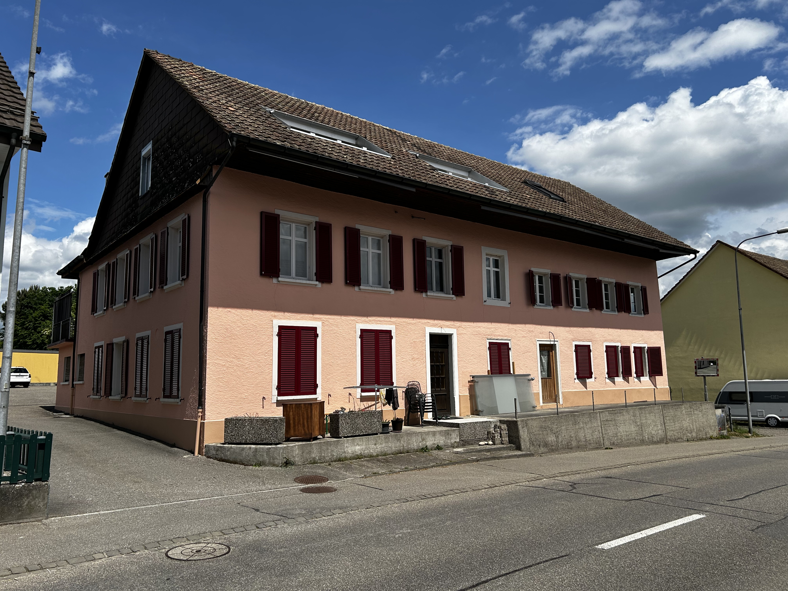 Außenansicht eines Wohnhauses mit Satteldach