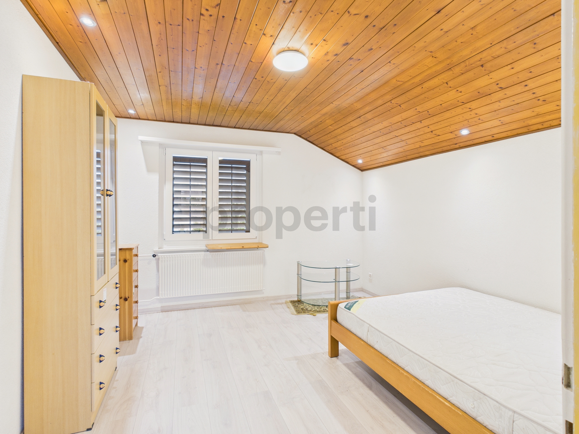 Helles Schlafzimmer mit Dachschräge